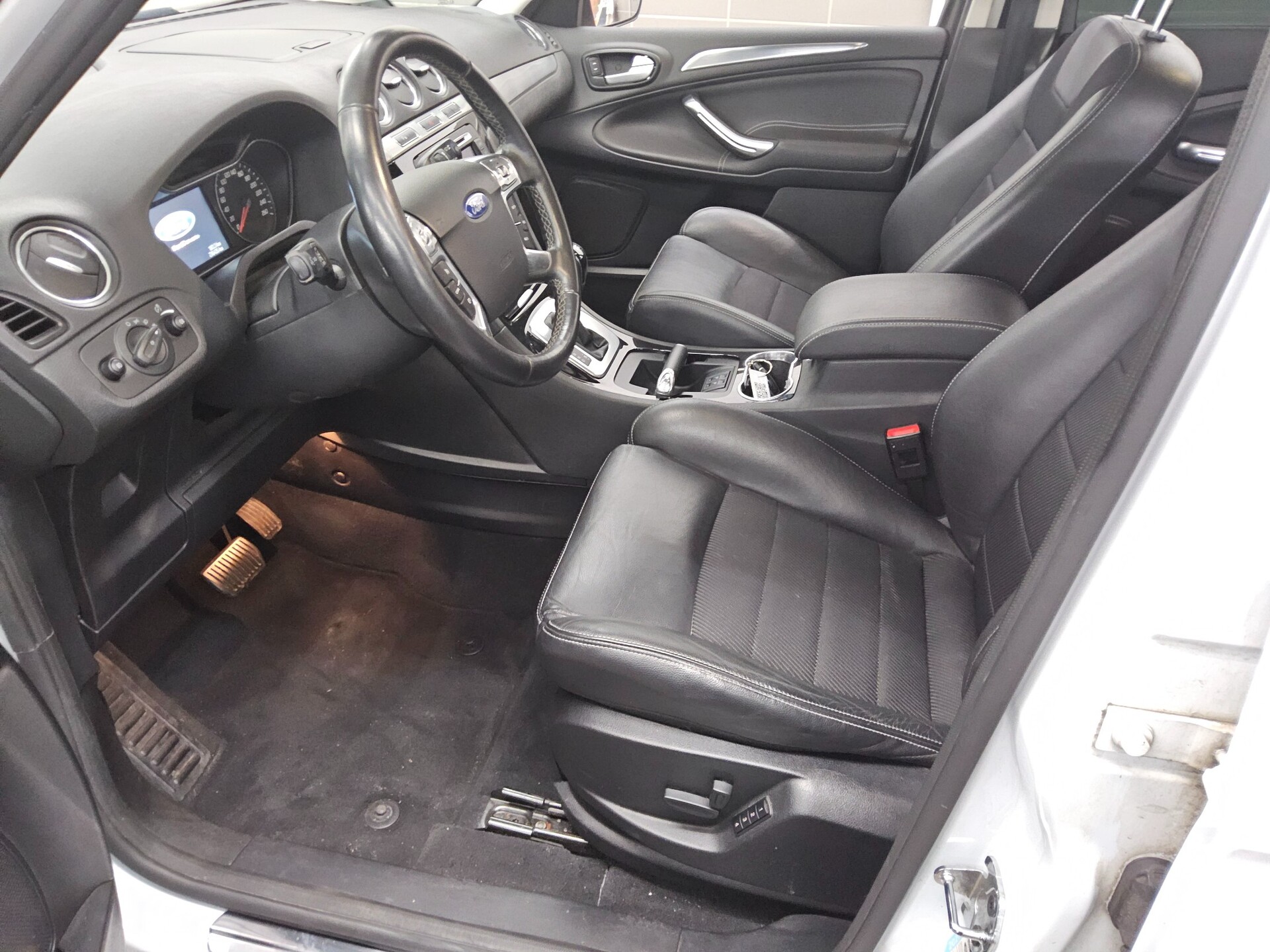 Ford S-Max 2.0 TDCi Titanium 7-Sitze AHK Pano HU12/27 8