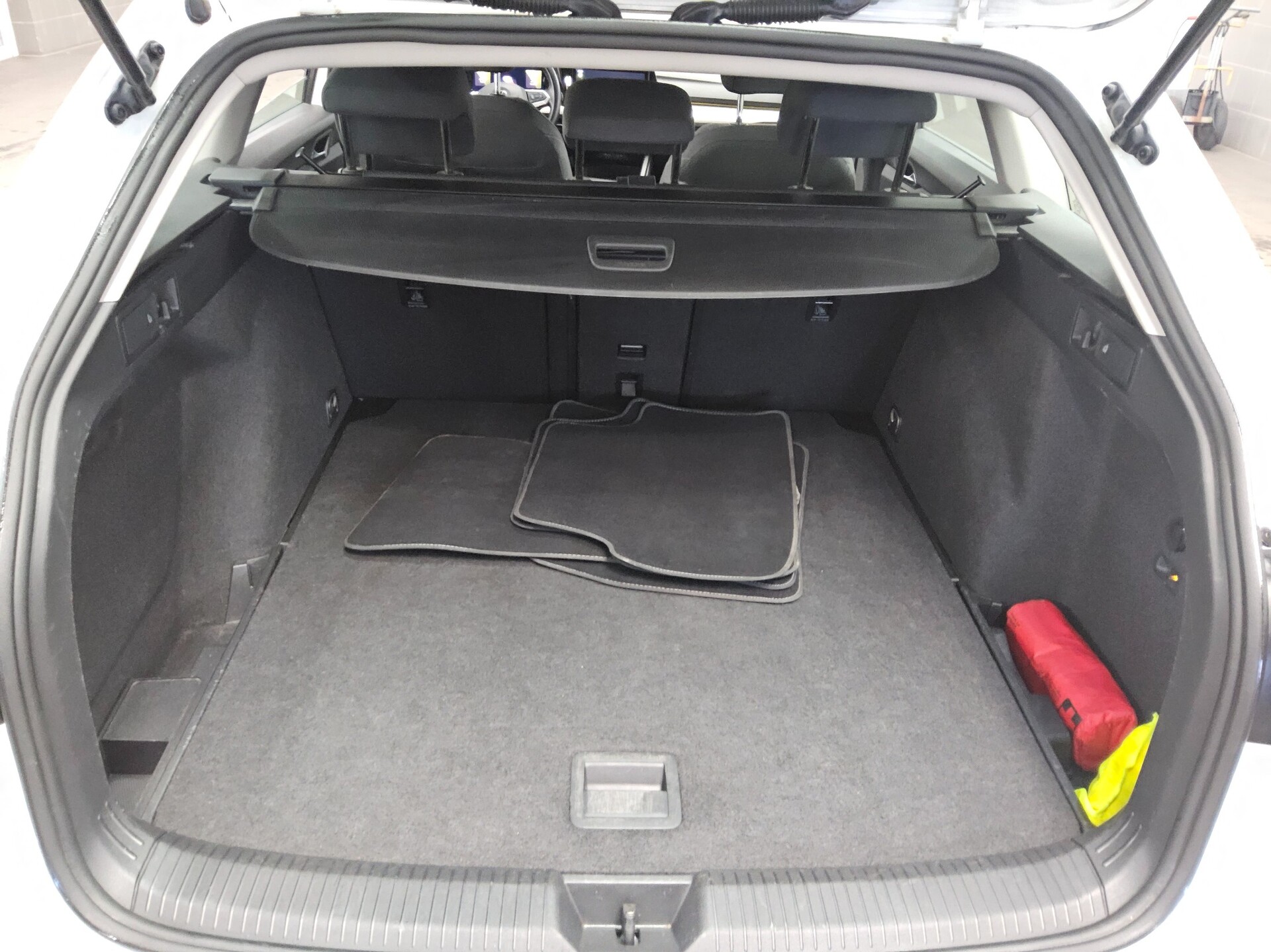 Volkswagen Golf-8 Var. 2.0 TDI Life Navi LED DC ACC AHK Shz 12