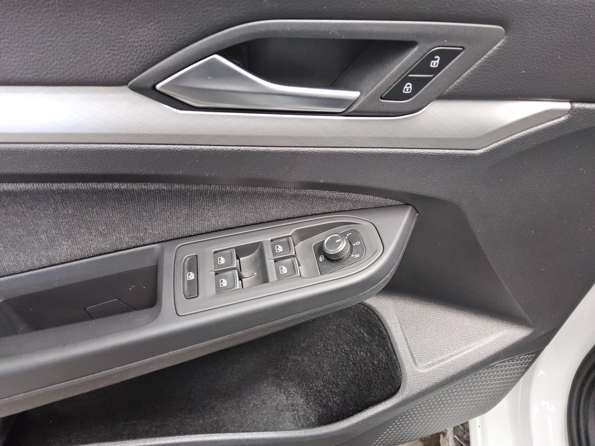 Volkswagen Golf-8 Var. 2.0 TDI Life Navi LED DC ACC AHK Shz 10