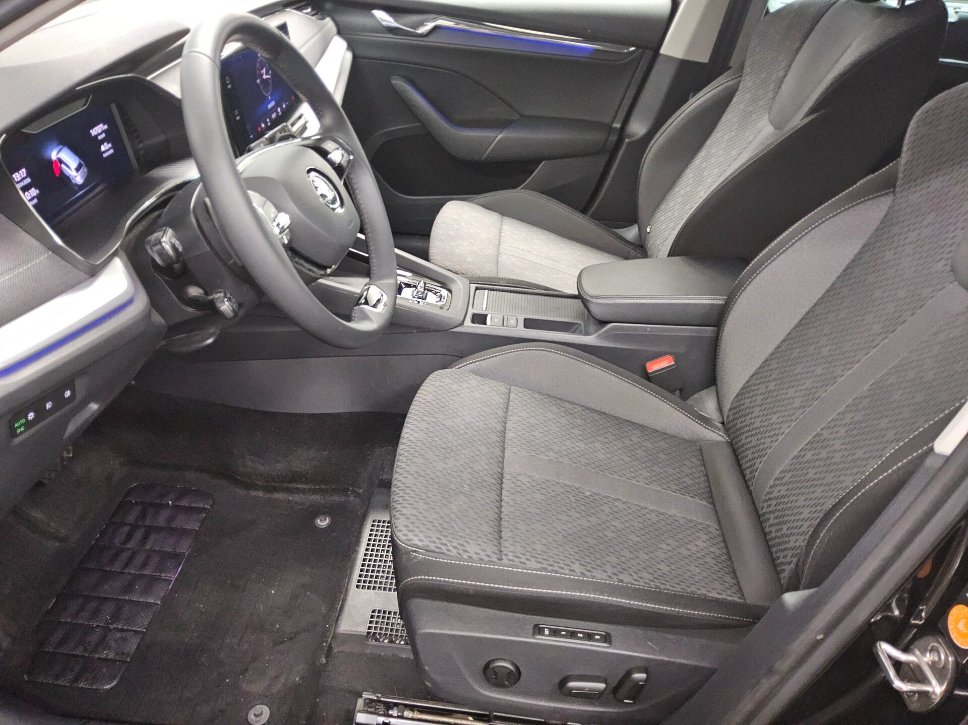 Skoda Octavia Kombi 2.0 TDI Style Navi LED Virtual Canton HUD 9