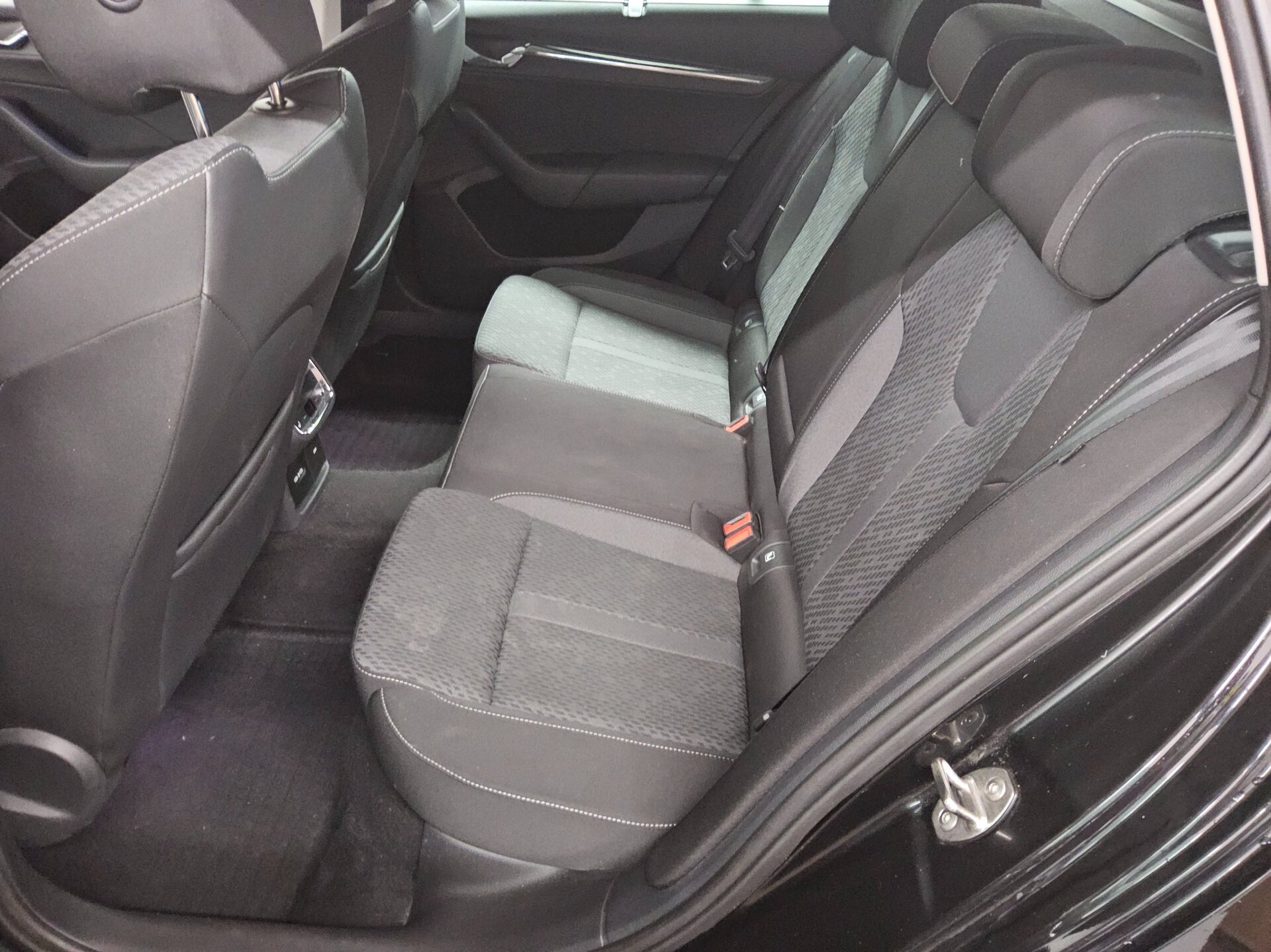 Skoda Octavia Kombi 2.0 TDI Style Navi LED Virtual Canton HUD 13