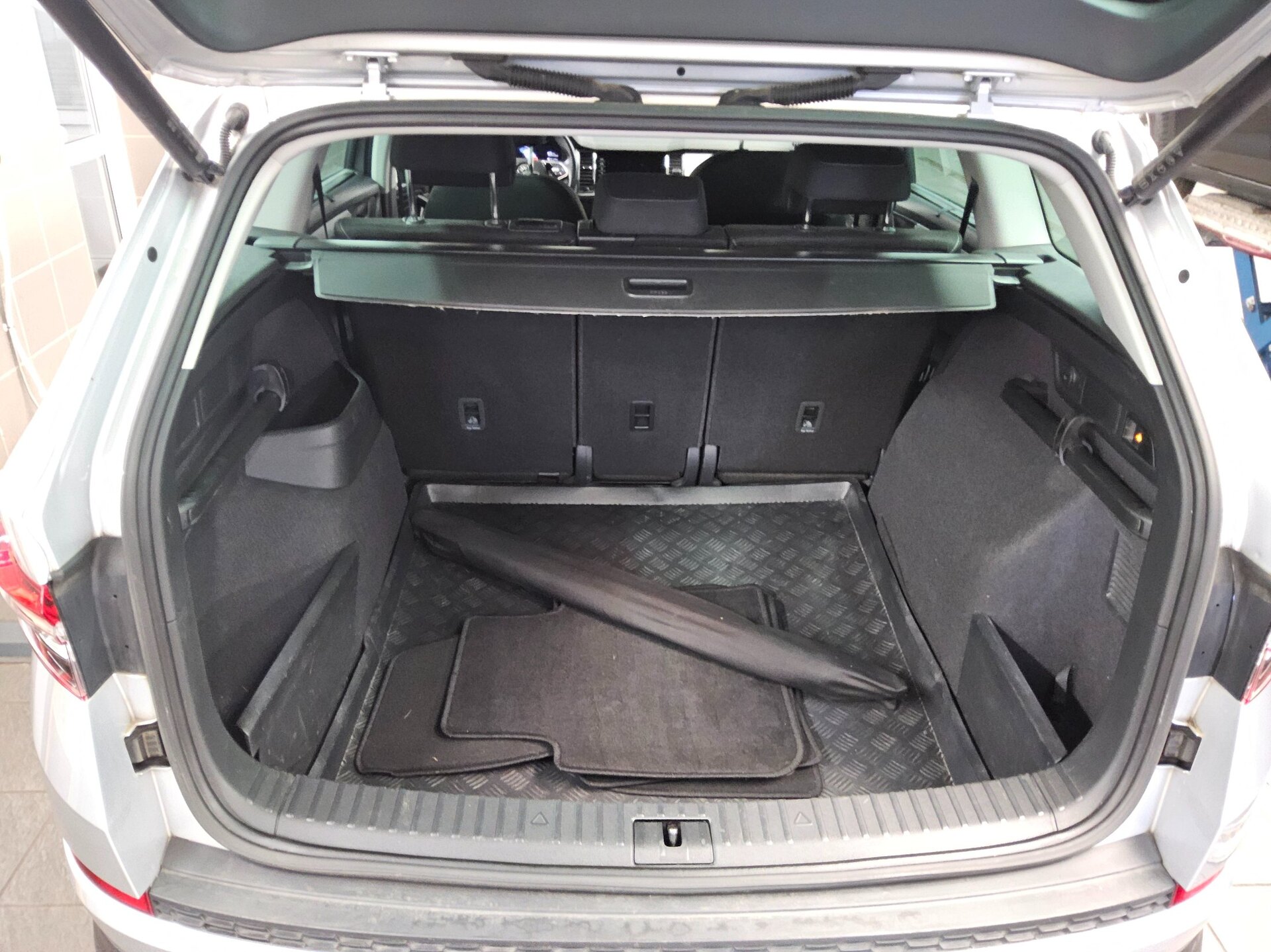 Skoda Kodiaq 2.0 TDI Tour Navi LED vc AHK ACC StHzg 12