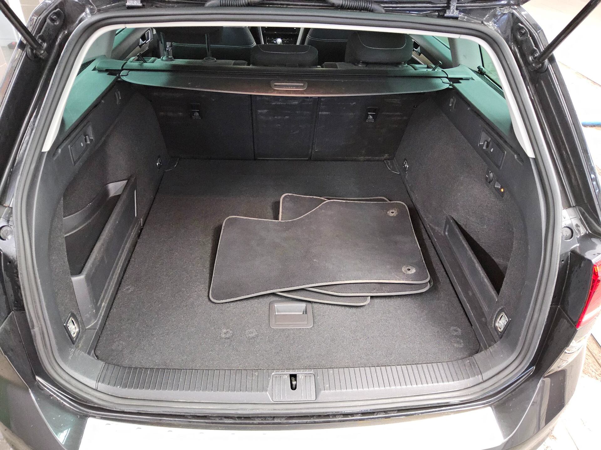 Volkswagen Passat Var. 2.0 TDI Business Navi LED AHK RFK 11