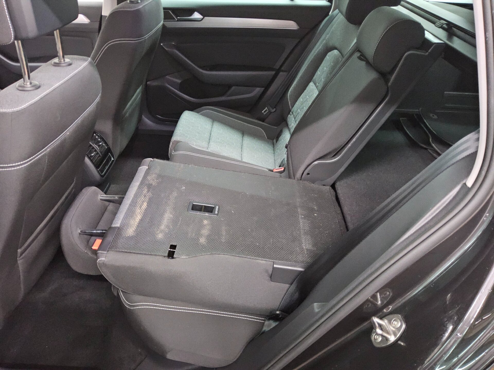 Volkswagen Passat Var. 2.0 TDI Business Navi LED AHK RFK 12