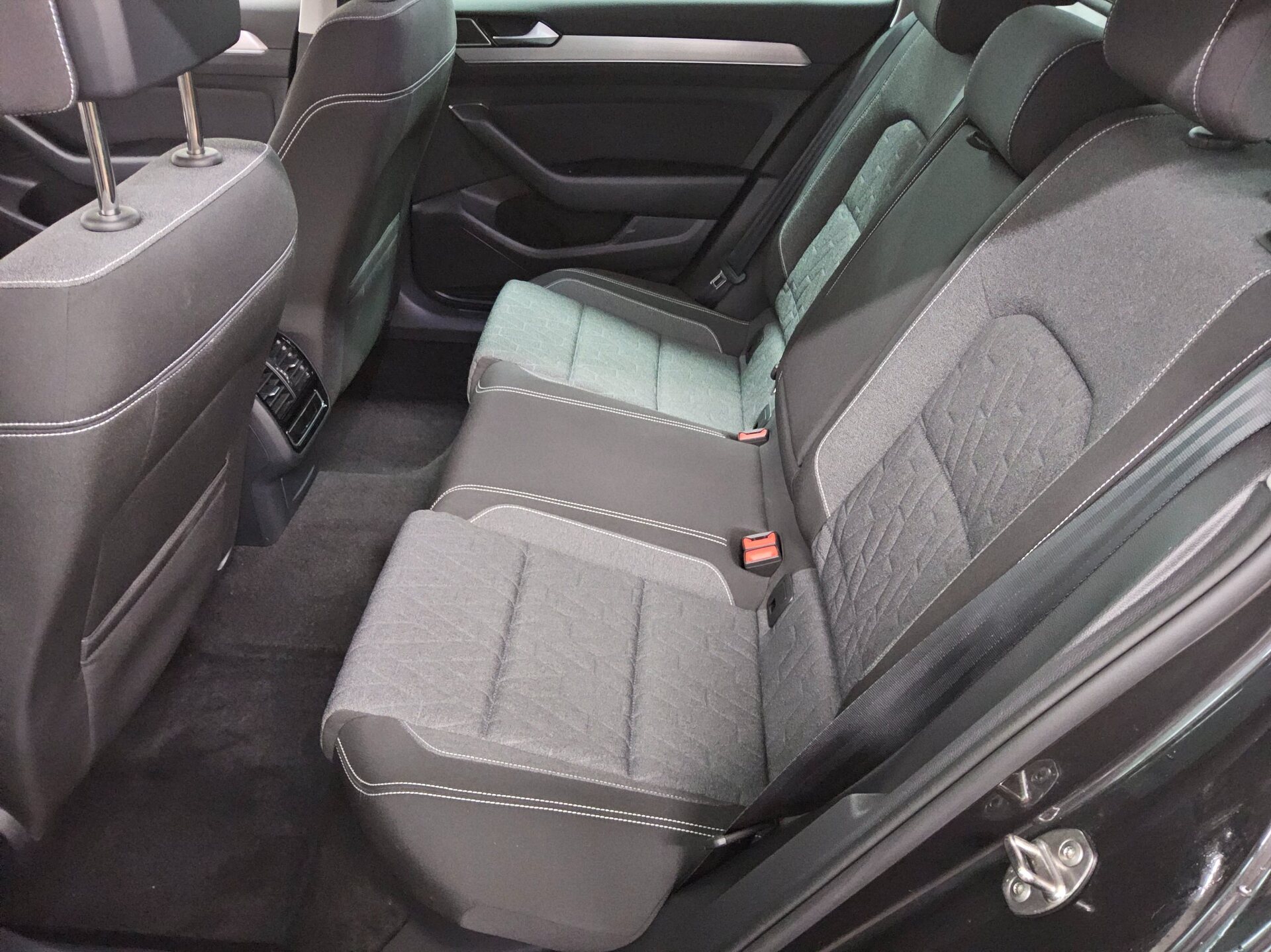 Volkswagen Passat Var. 2.0 TDI Business Navi LED AHK RFK 13