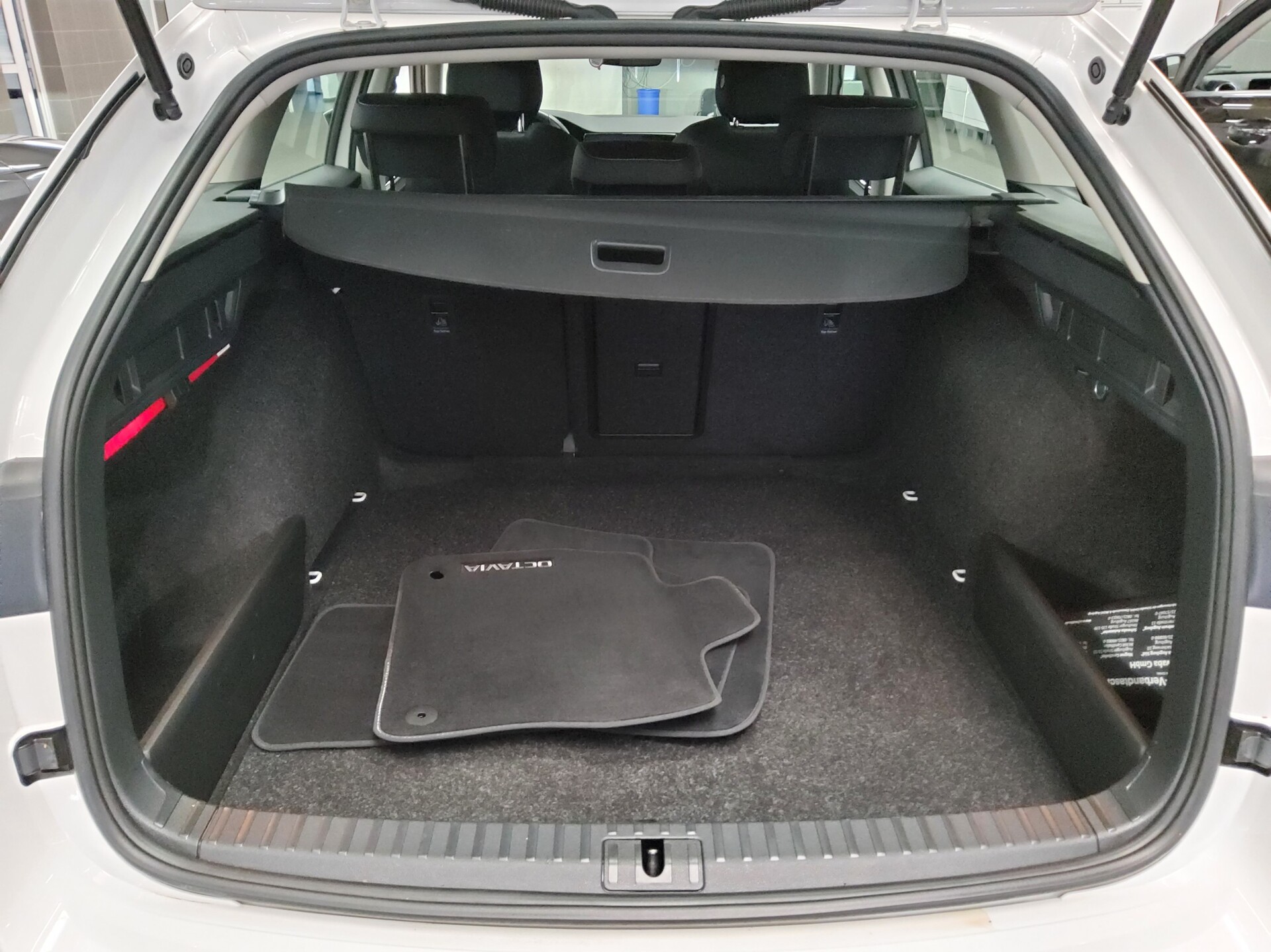 Skoda Octavia Kombi 2.0 TDI Ambition Navi LED vc RfK 11
