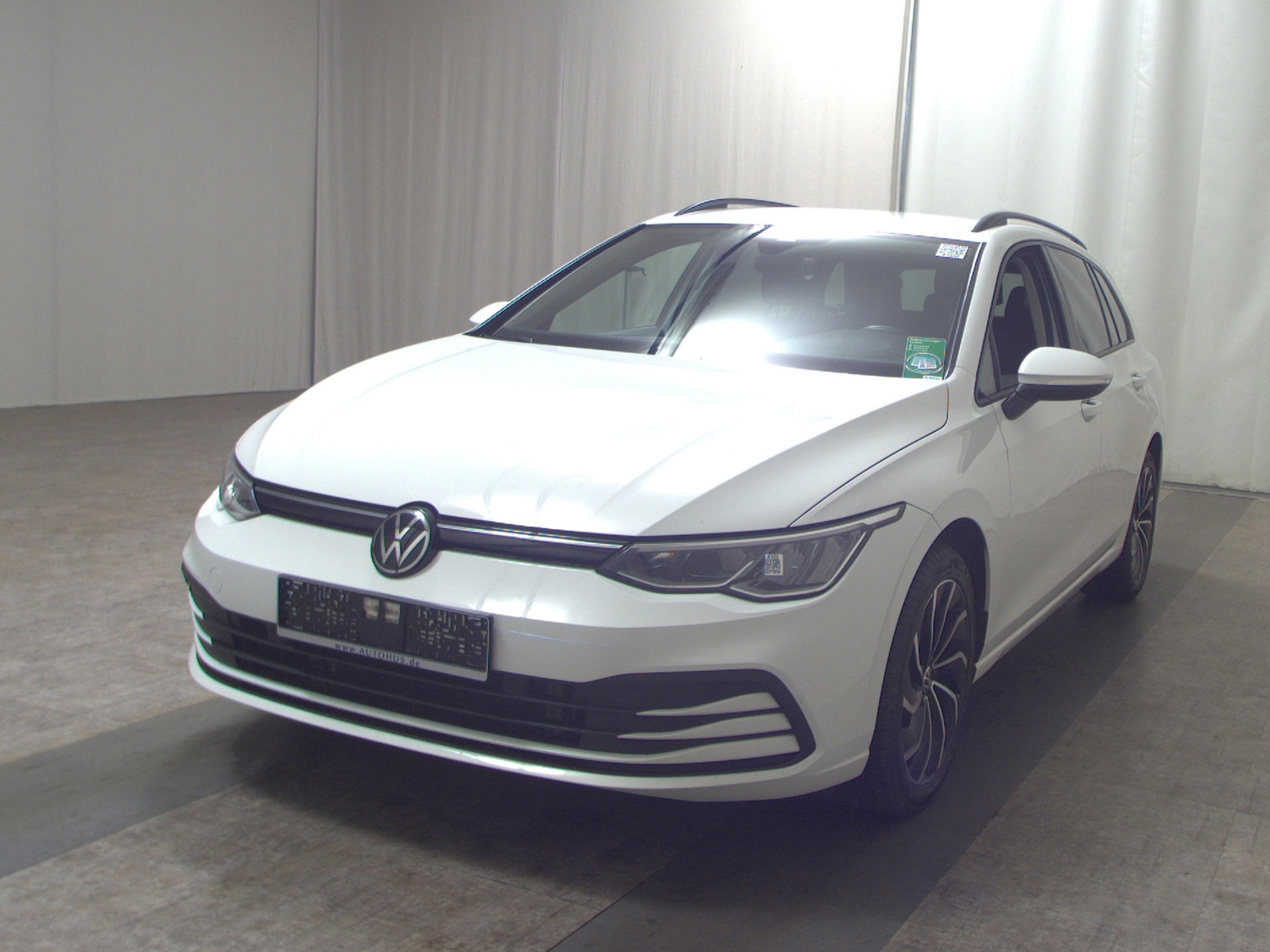 Volkswagen Golf-8 Var. 2.0 TDI Life LED DC AHK PDC SHZ 2