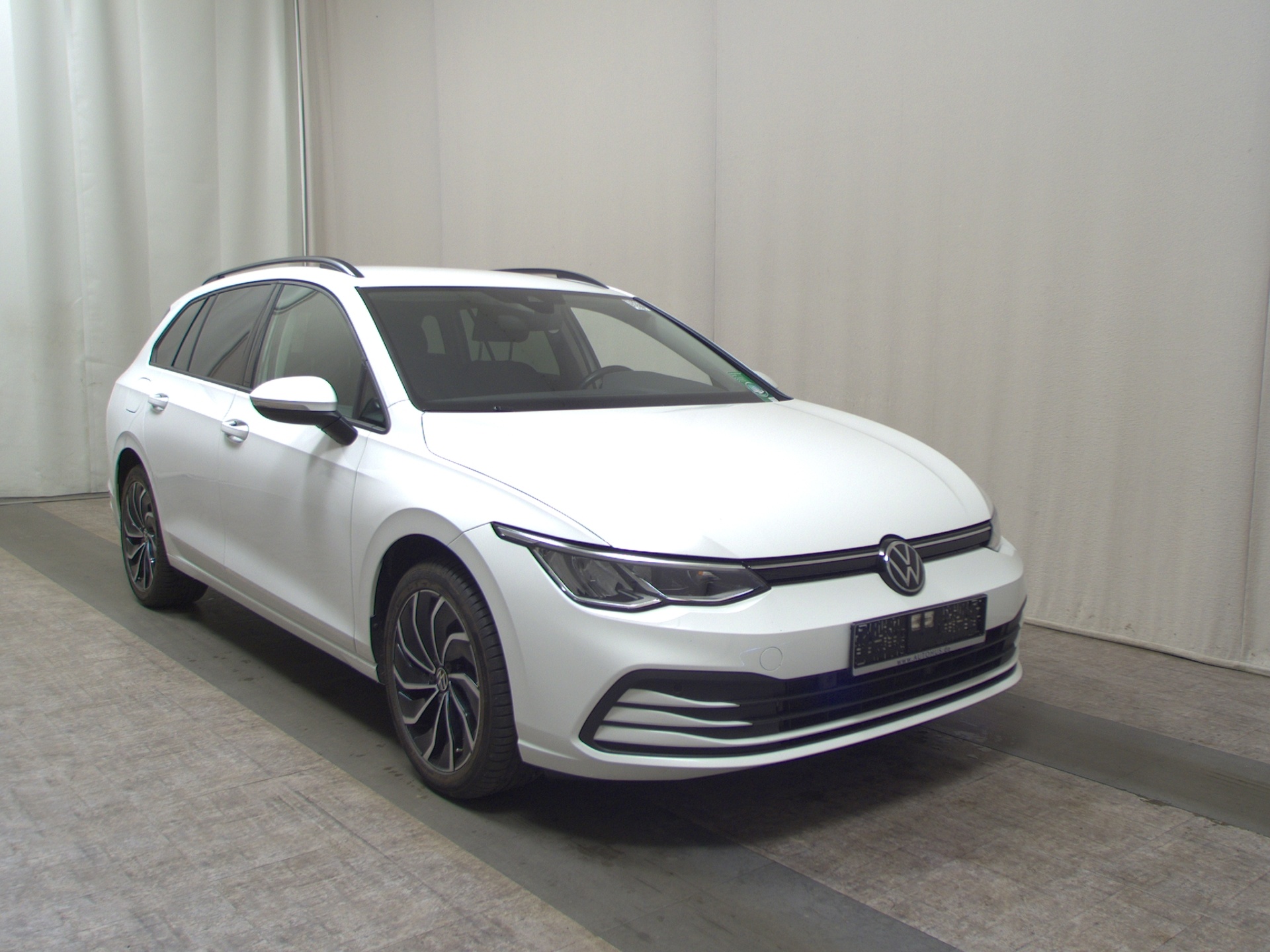 Volkswagen Golf-8 Var. 2.0 TDI Life LED DC AHK PDC SHZ 3