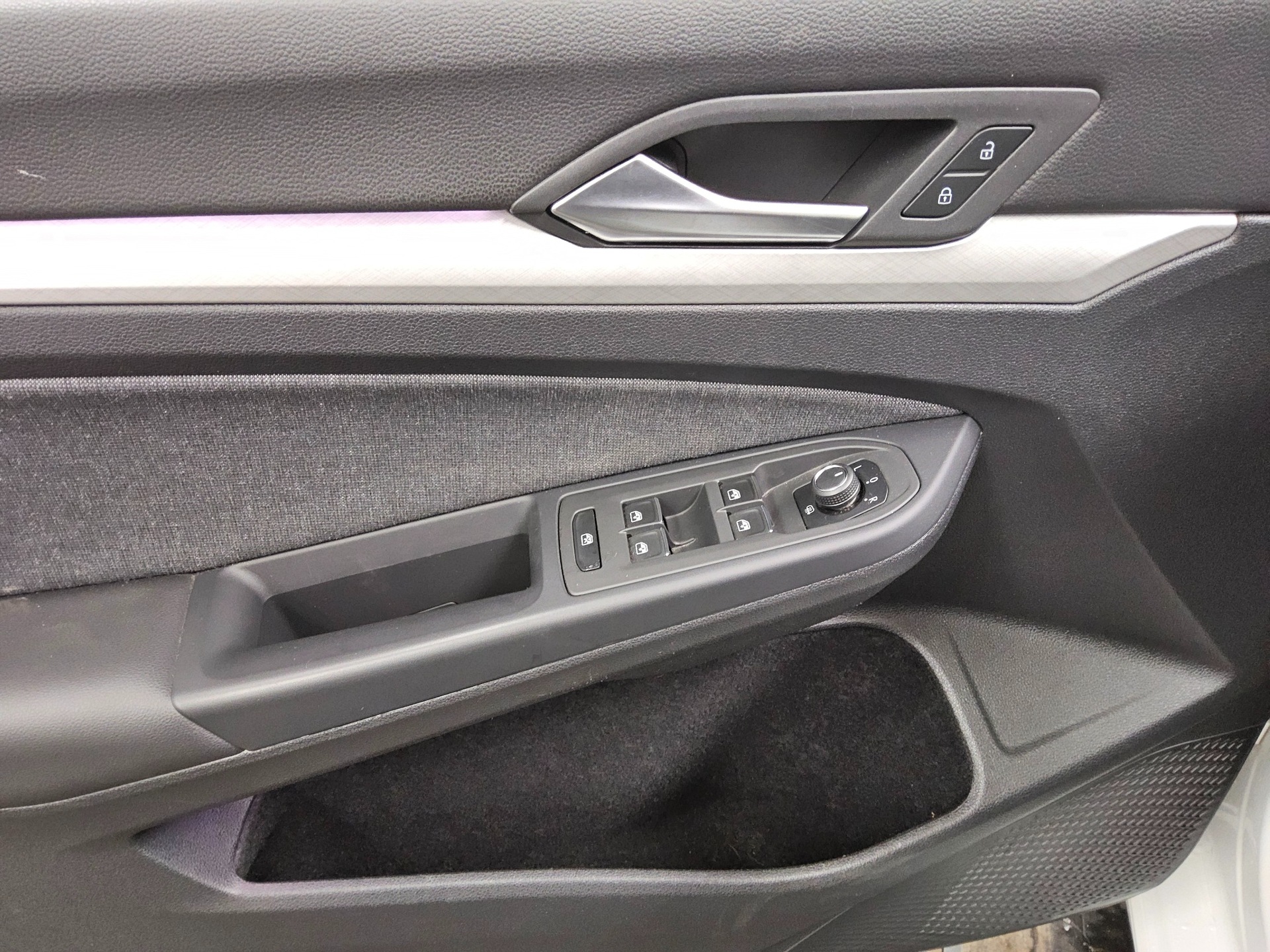 Volkswagen Golf-8 Var. 2.0 TDI Life LED DC AHK PDC SHZ 10