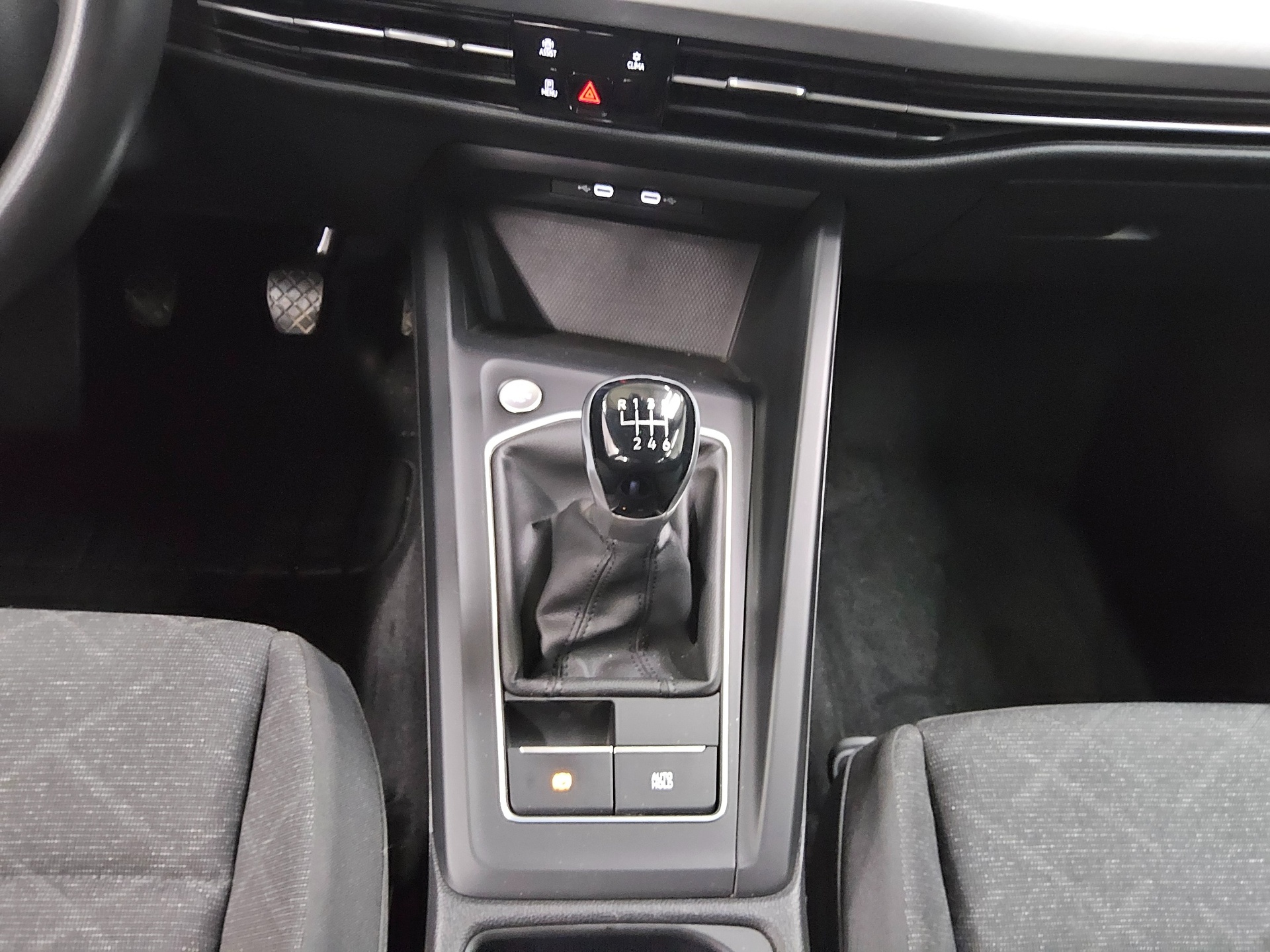 Volkswagen Golf-8 Var. 2.0 TDI Life LED DC AHK PDC SHZ 6