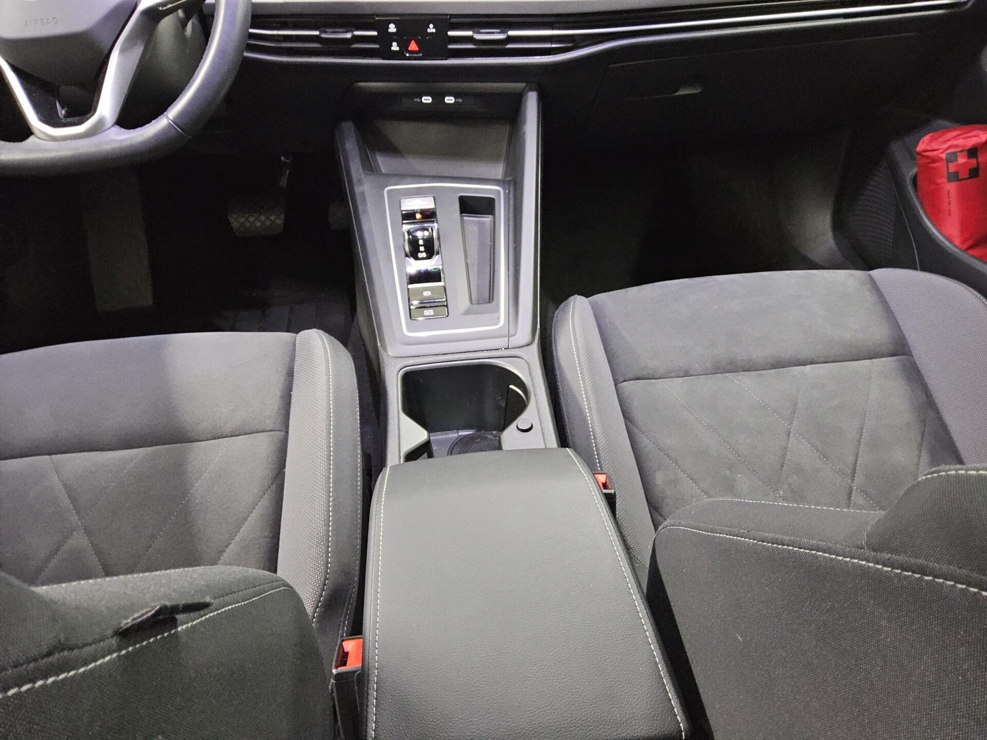 Volkswagen Golf-8 Var. 2.0 TDI Life Navi LED AID ACC RFK 6