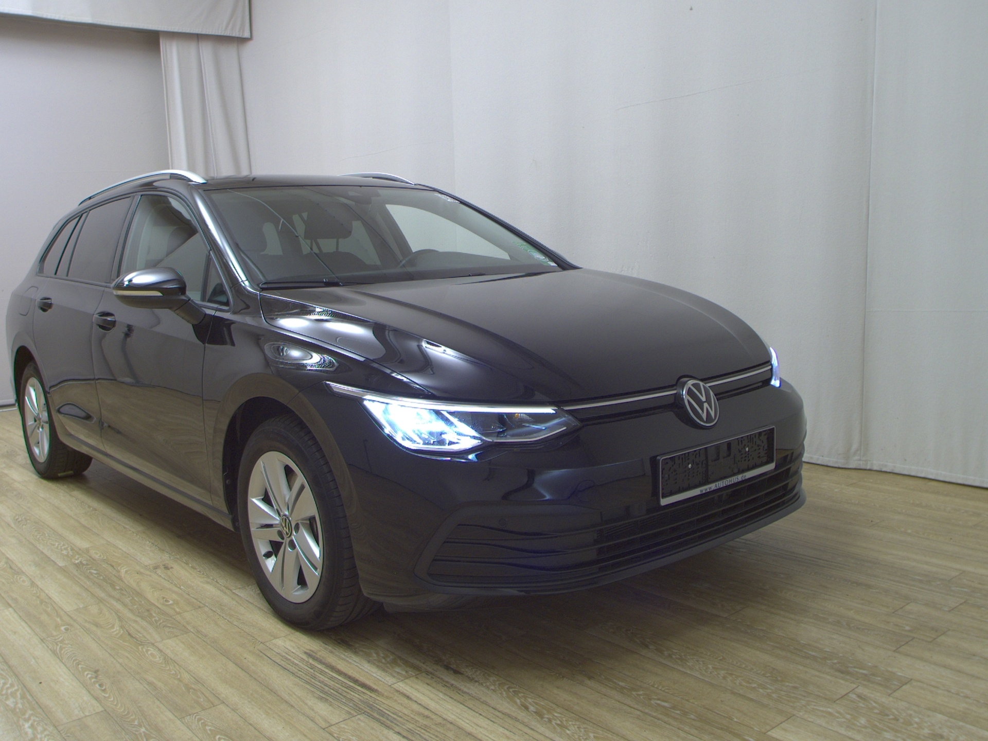 Volkswagen Golf-8 Var. 2.0 TDI Life Navi LED AID ACC RFK 3