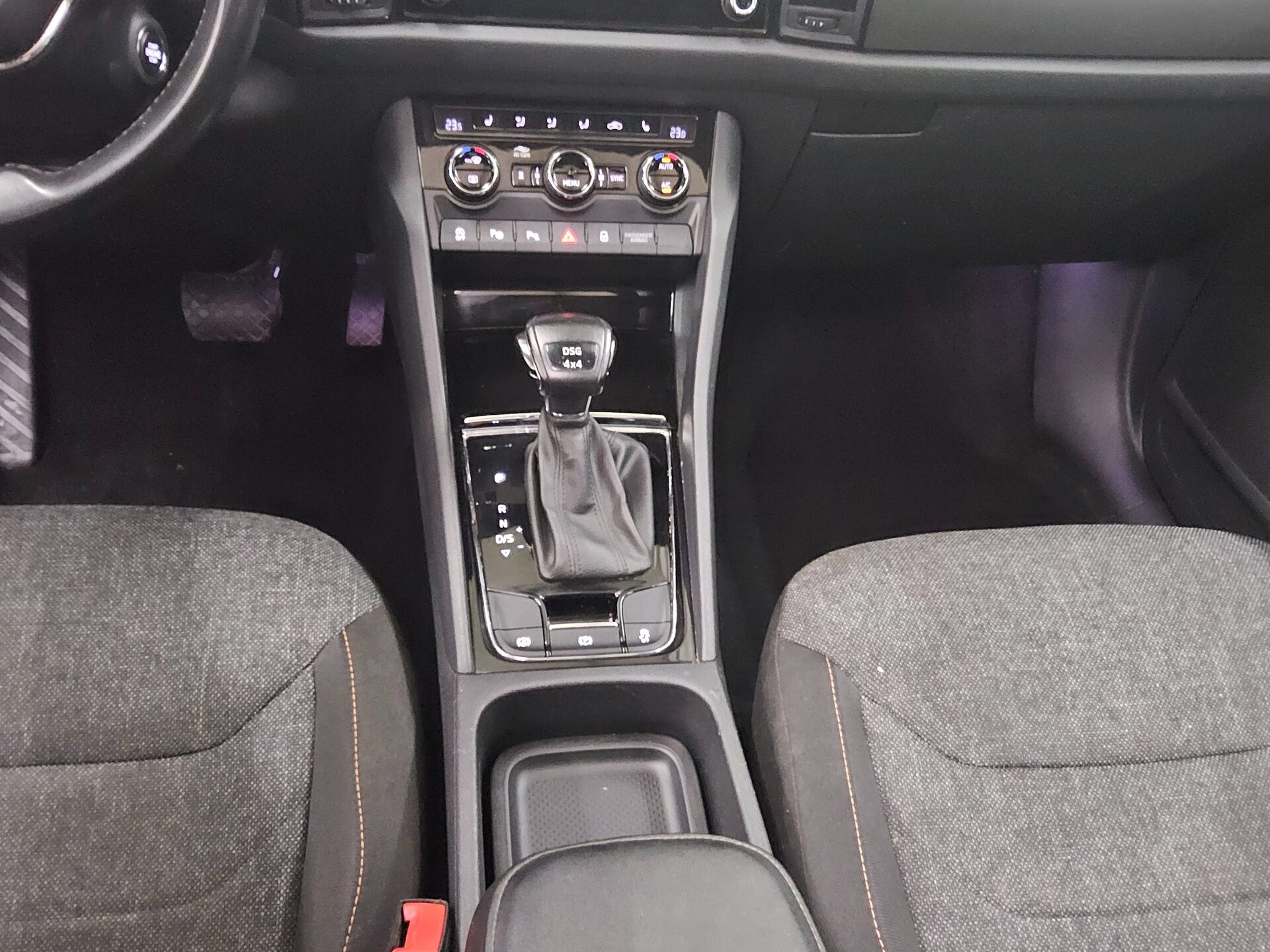 Skoda Kodiaq 2.0 TDI 4x4 Clever Navi LED Pano RFK AHK 6