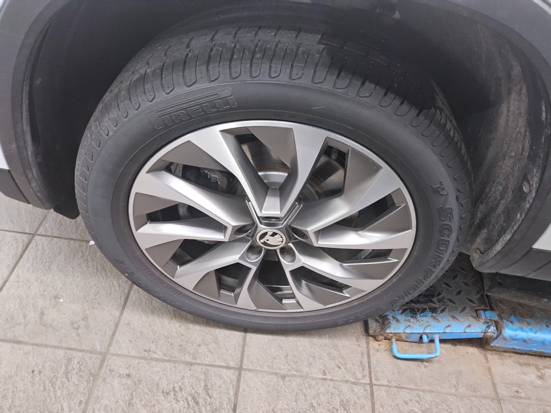 Skoda Kodiaq 2.0 TDI 4x4 Clever Navi LED Pano RFK AHK 10