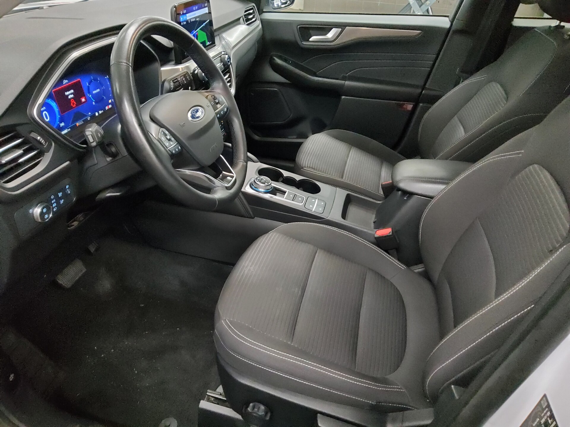 Ford Kuga 2.0 EB Titanium Navi PDC AHK ACC Keyless 9