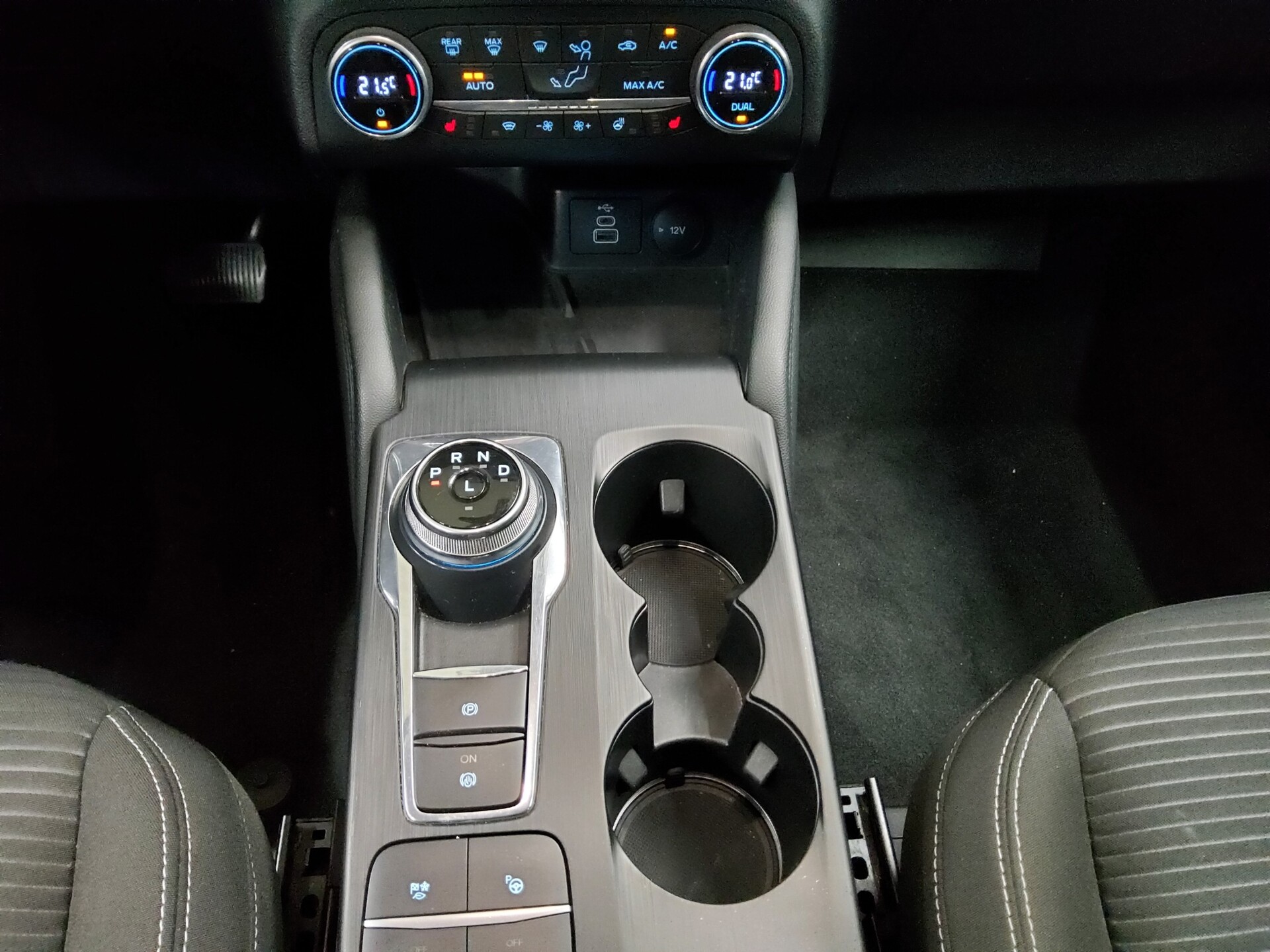 Ford Kuga 2.0 EB Titanium Navi PDC AHK ACC Keyless 6