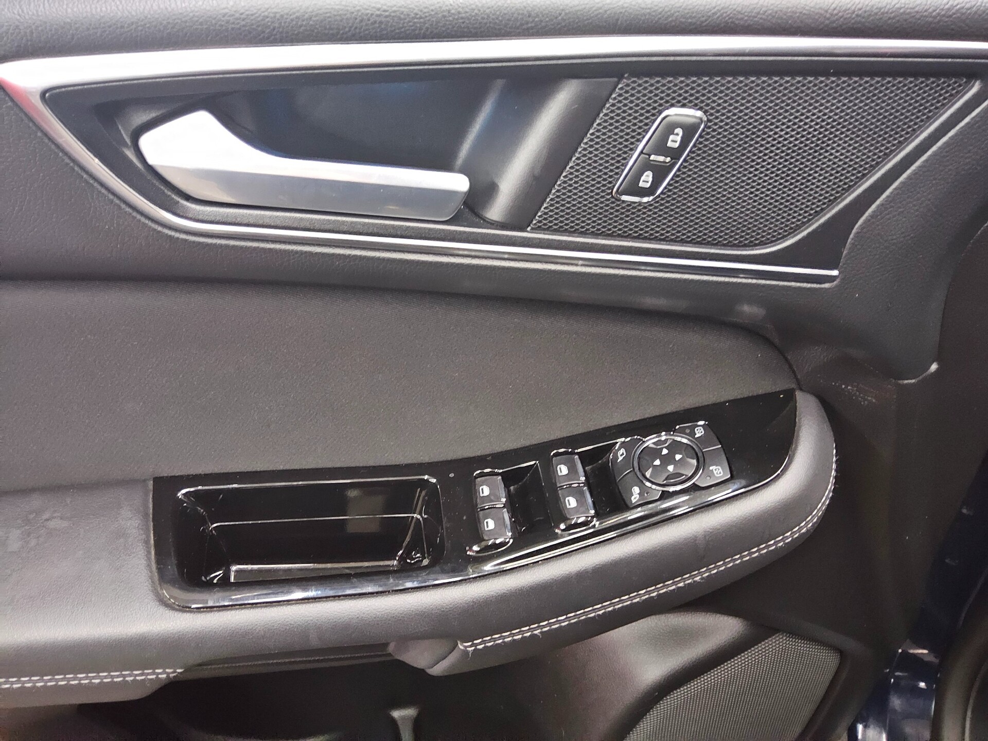 Ford S-Max 2.0 EB Titanium Navi LED RfK AHK DAB PDC 9