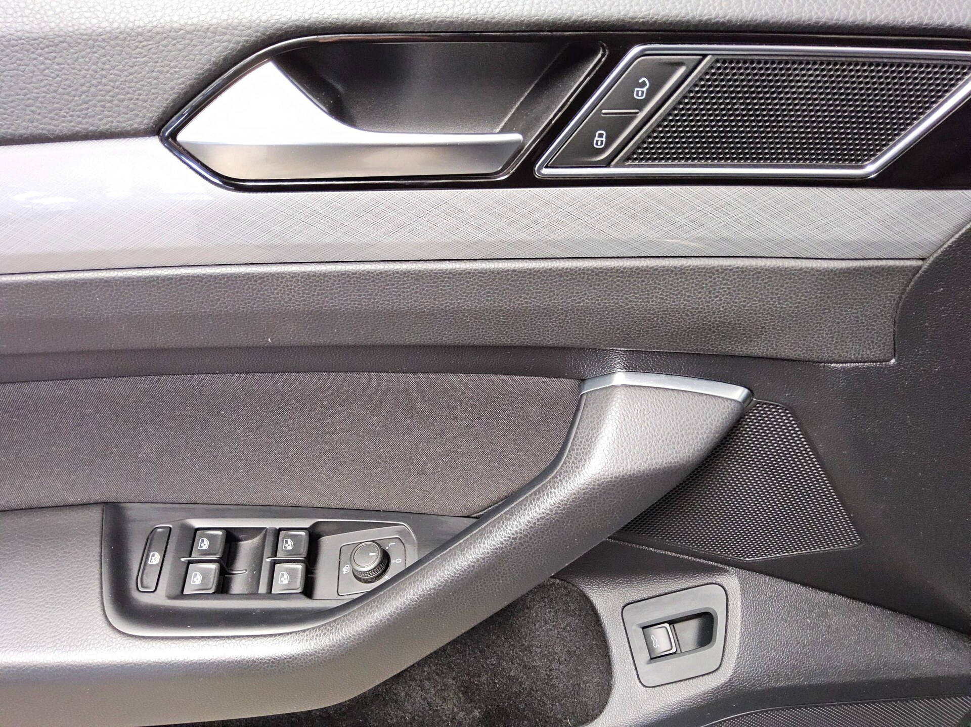 Volkswagen Passat Var. 2.0 TDI Business Navi LED RfK AHK 9