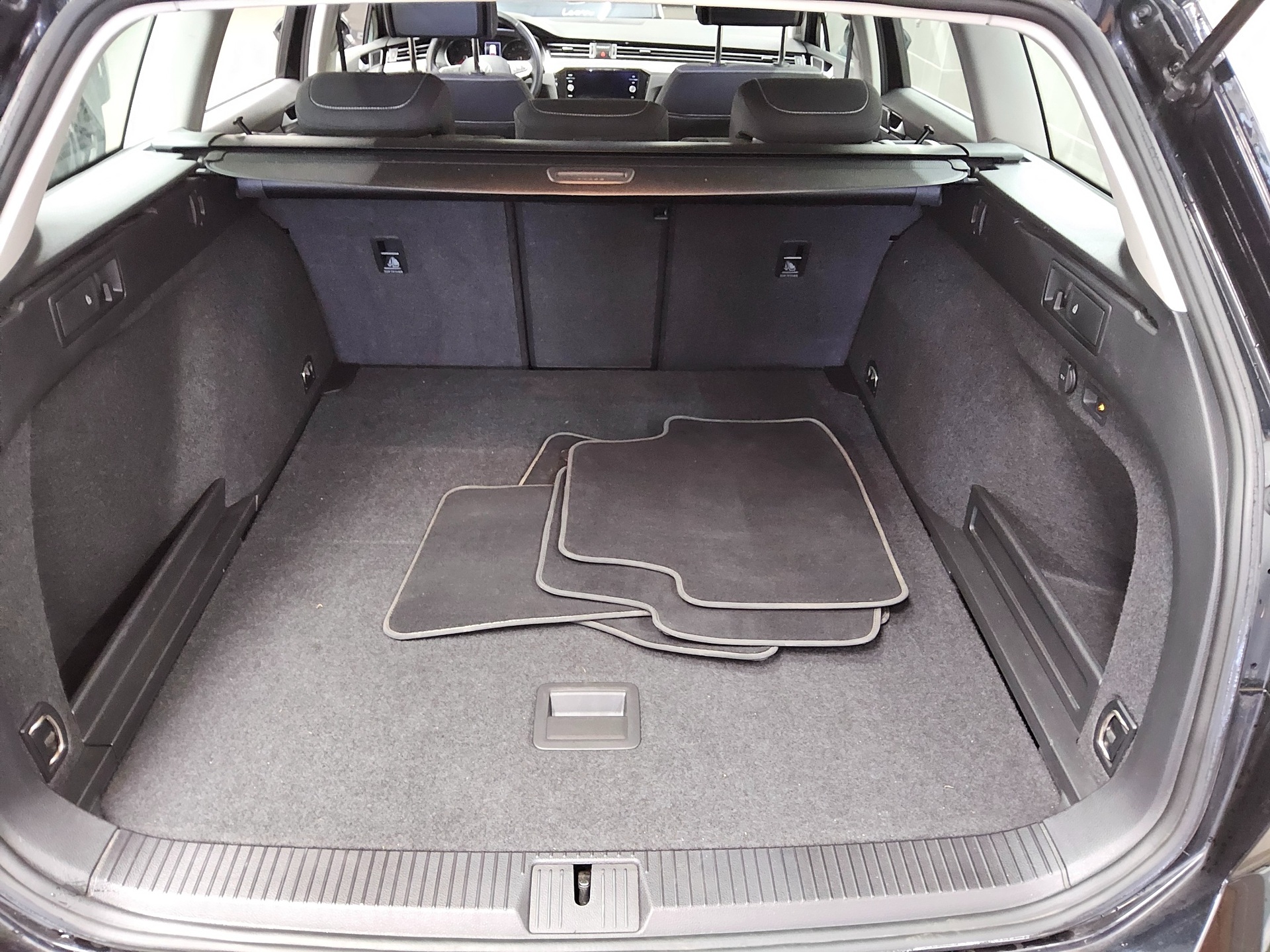 Volkswagen Passat Var. 2.0 TDI Business Navi LED RfK AHK 11