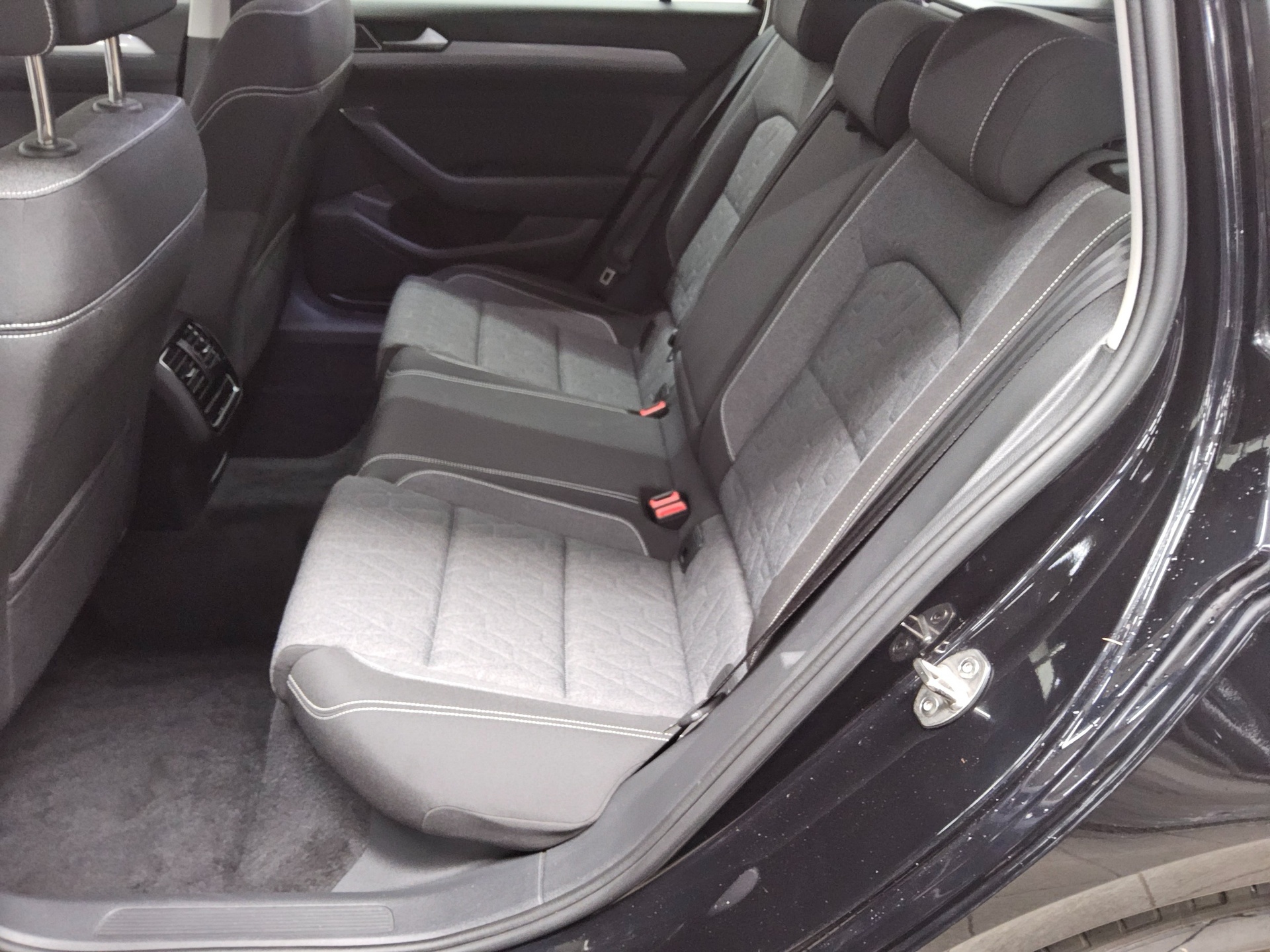 Volkswagen Passat Var. 2.0 TDI Business Navi LED RfK AHK 13