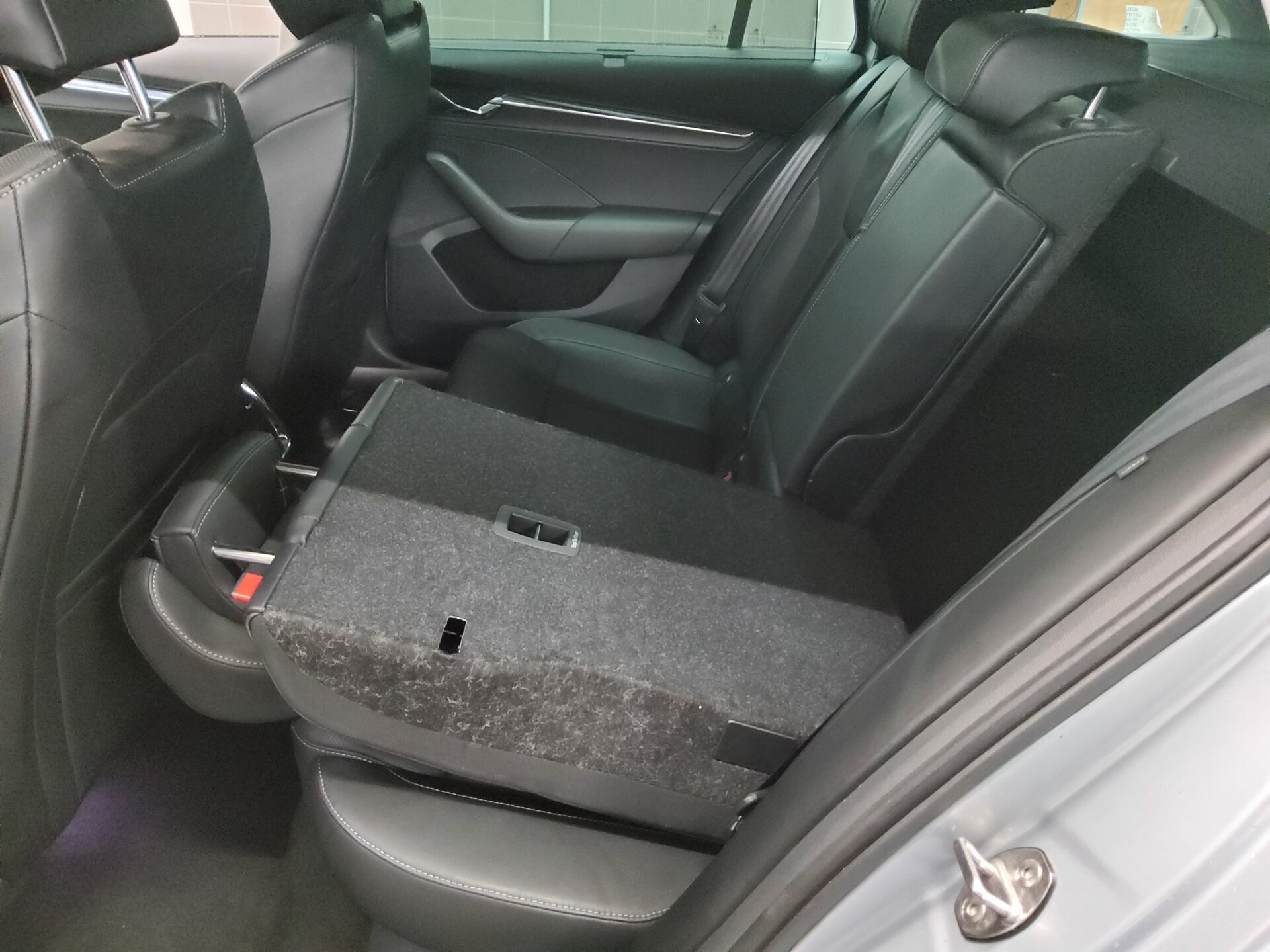 Skoda Octavia Kombi 2.0 TDI Style Leder Navi LED vc 12