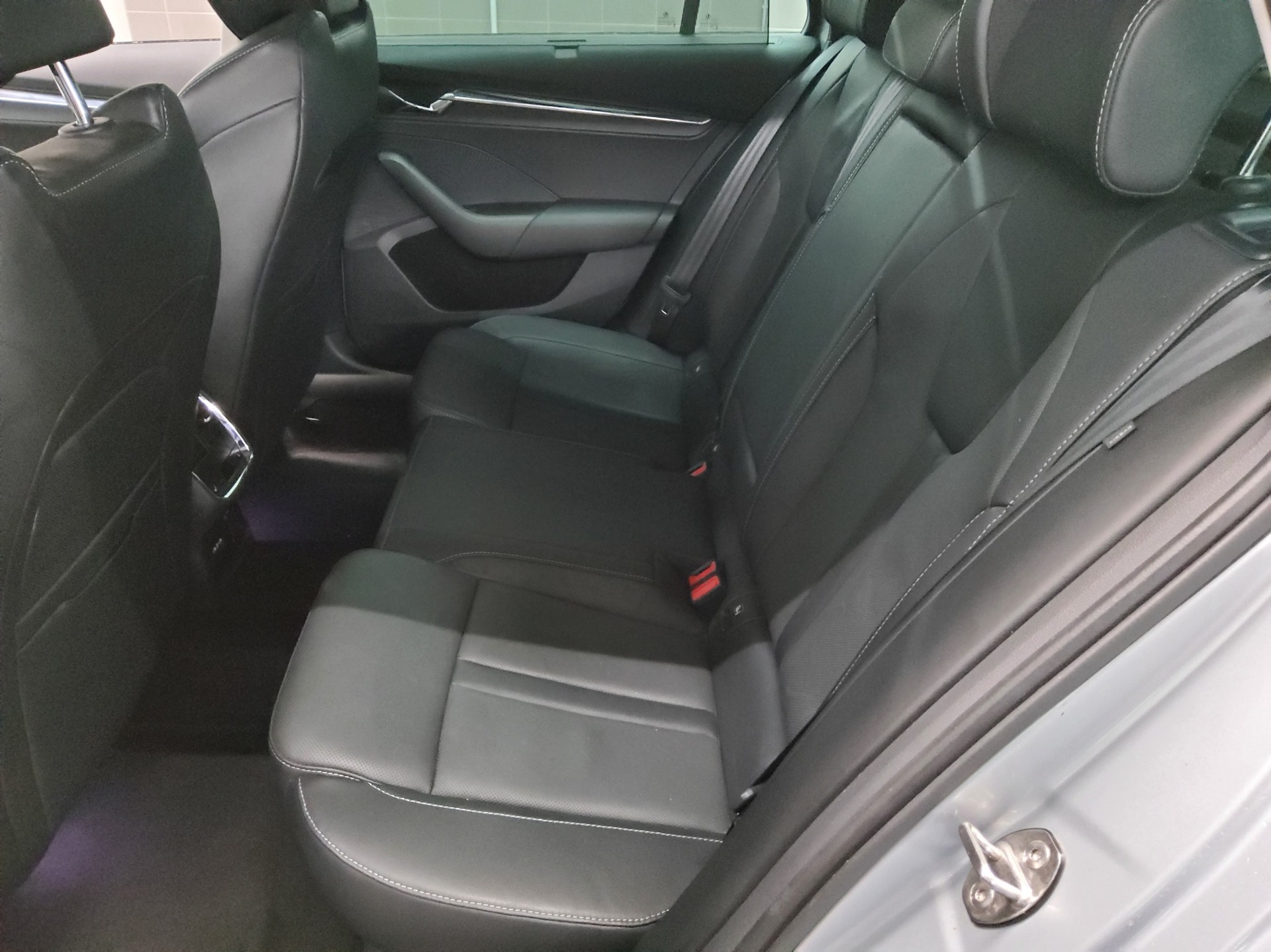 Skoda Octavia Kombi 2.0 TDI Style Leder Navi LED vc 13