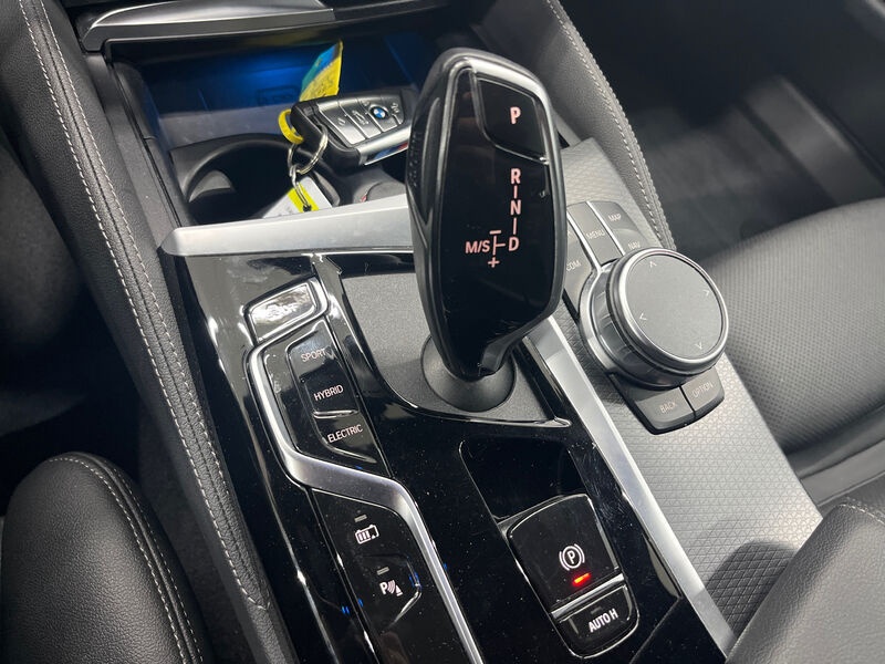 BMW 530e Touring M-Sport SPORTSITZE KLIMAAUT LED RADIO SHZ 9