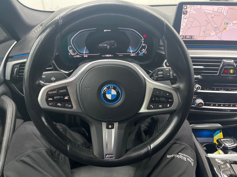 BMW 530e Touring M-Sport SPORTSITZE KLIMAAUT LED RADIO SHZ 7