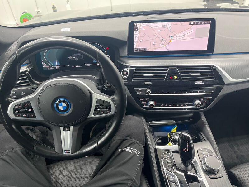 BMW 530e Touring M-Sport SPORTSITZE KLIMAAUT LED RADIO SHZ 5