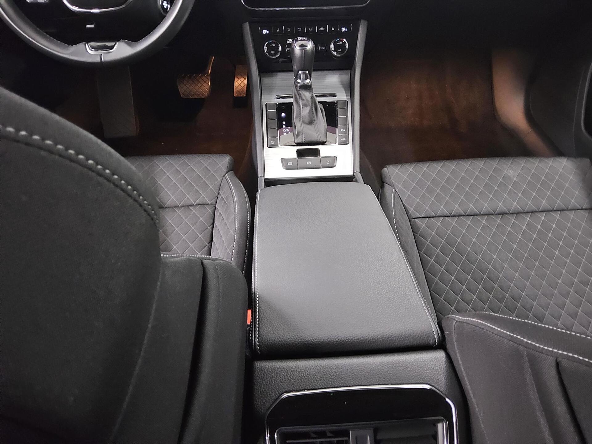 Skoda Superb Kombi 2.0 TDI Ambition Nav LED vc RFK Shz 6