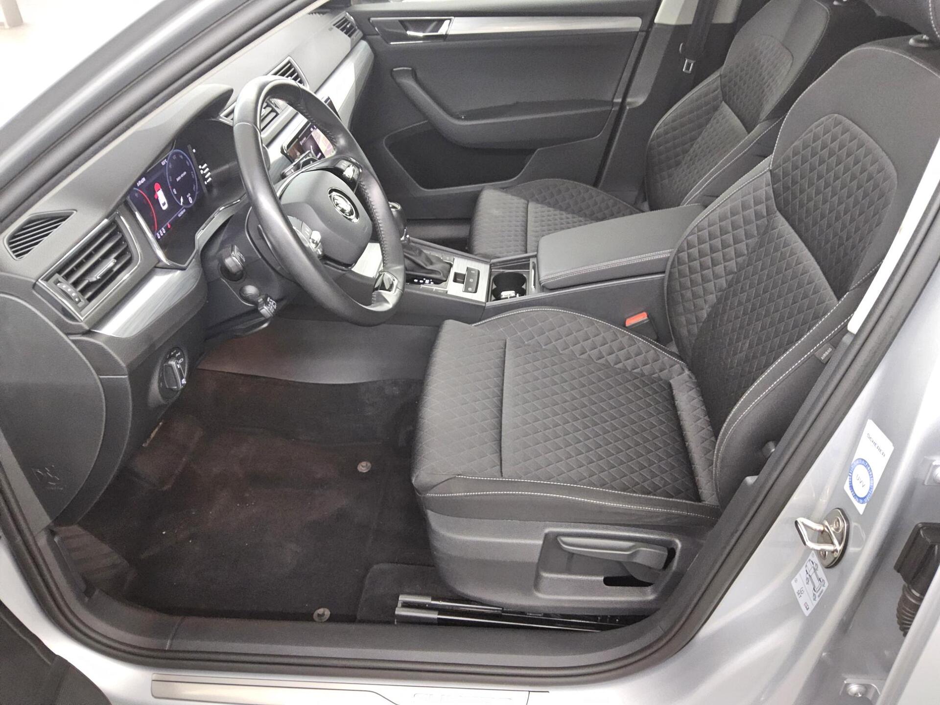 Skoda Superb Kombi 2.0 TDI Ambition Nav LED vc RFK Shz 9