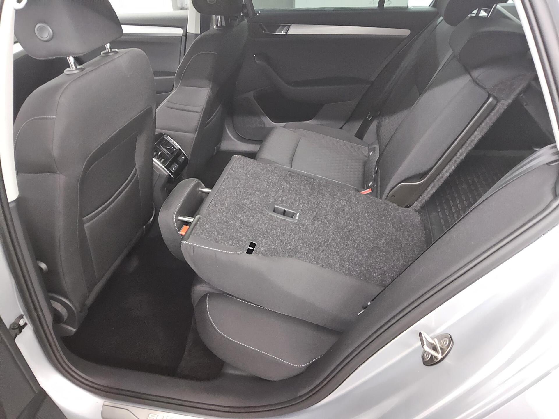 Skoda Superb Kombi 2.0 TDI Ambition Nav LED vc RFK Shz 13
