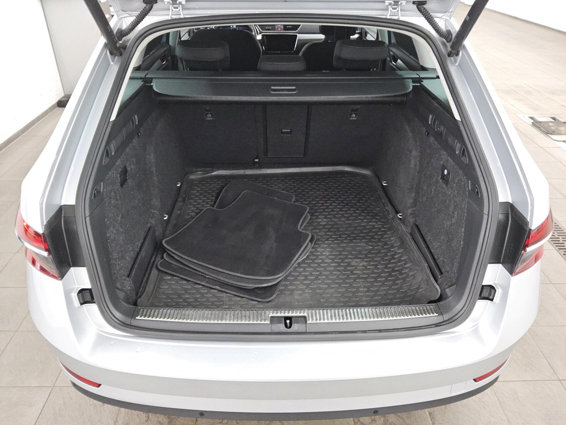 Skoda Superb Kombi 2.0 TDI Ambition Nav LED vc RFK Shz 12