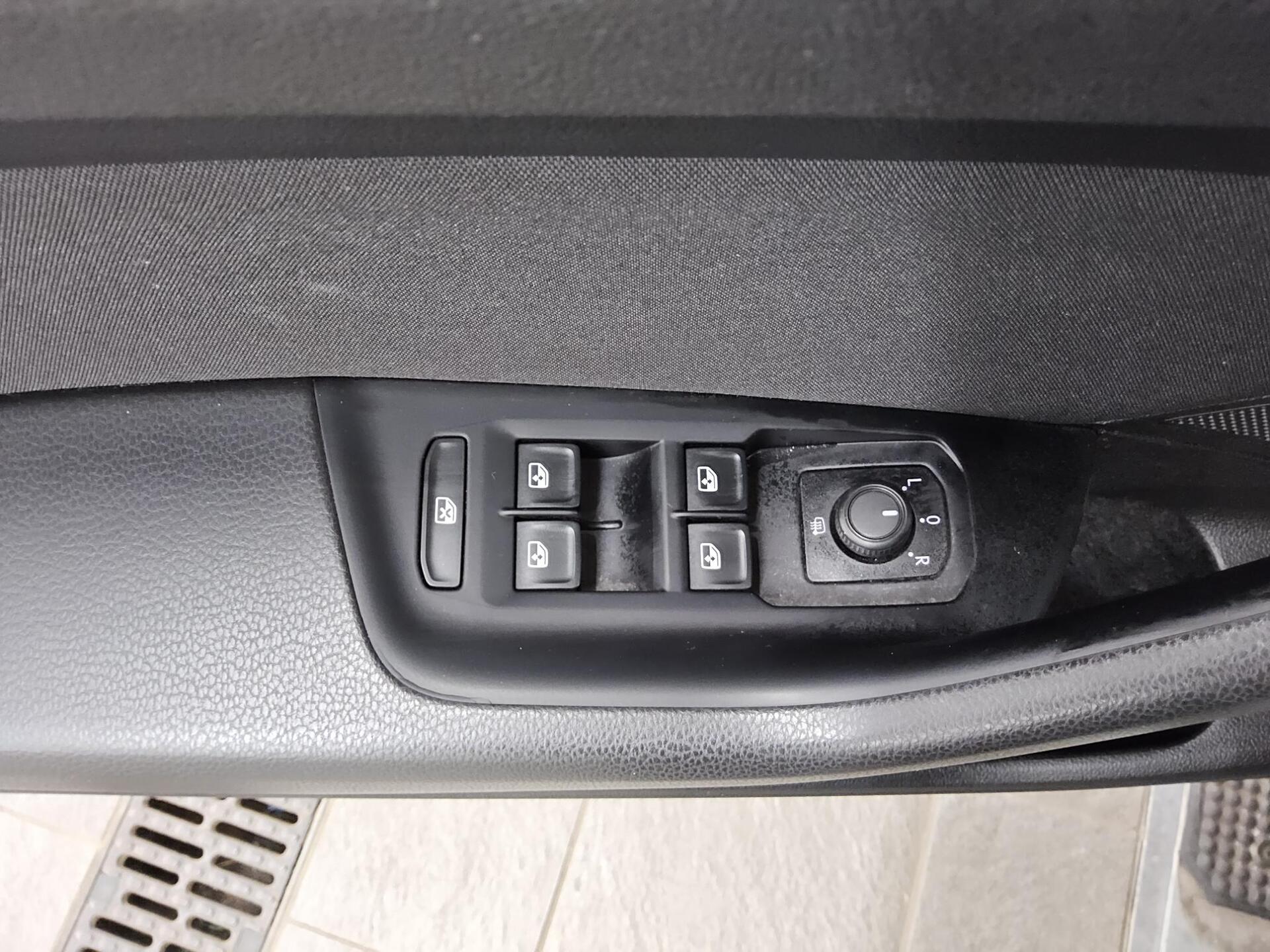 Volkswagen Passat Var. 2.0 TDI Business Navi LED RFK ACC 9