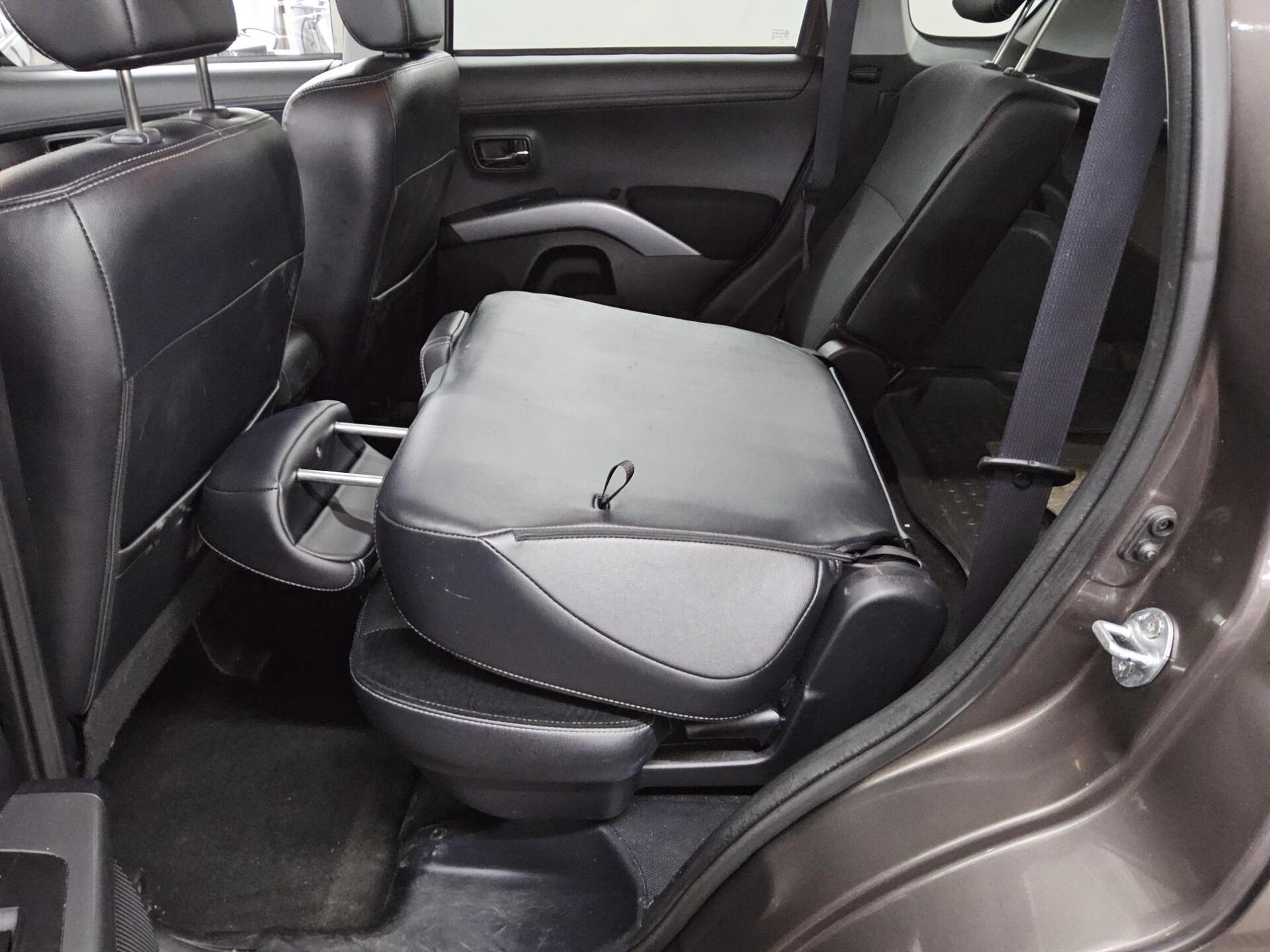 Mitsubishi Outlander 2.0 MIVEC T-Leder PDC 12