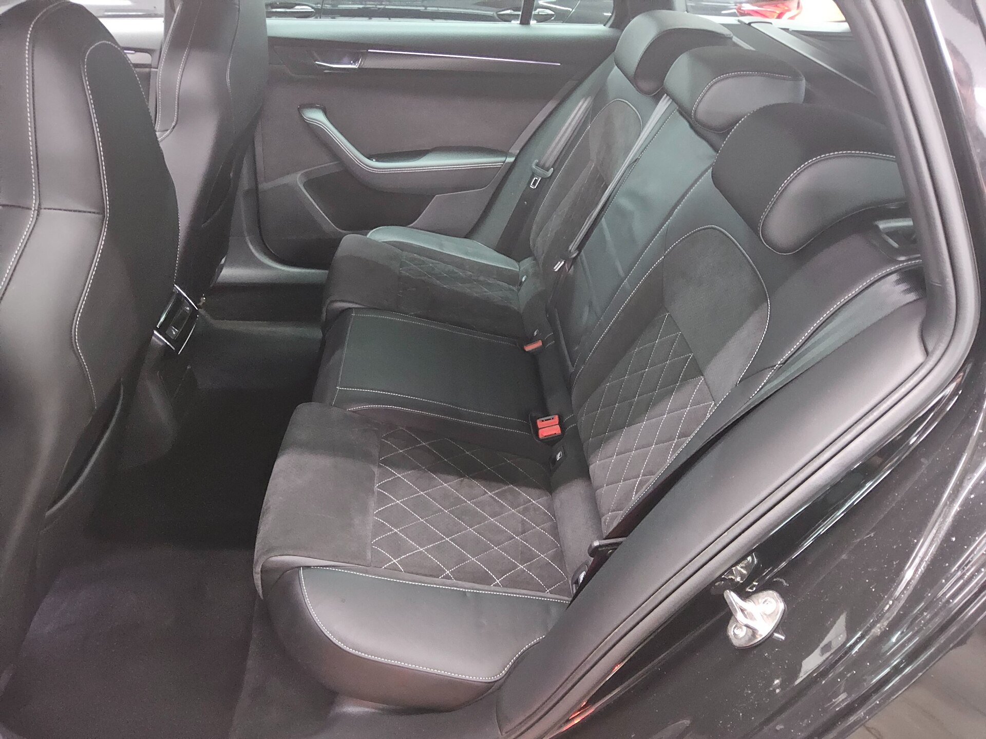 Skoda Superb Kombi 2.0 TSI SportLine Navi LED Virtual 13