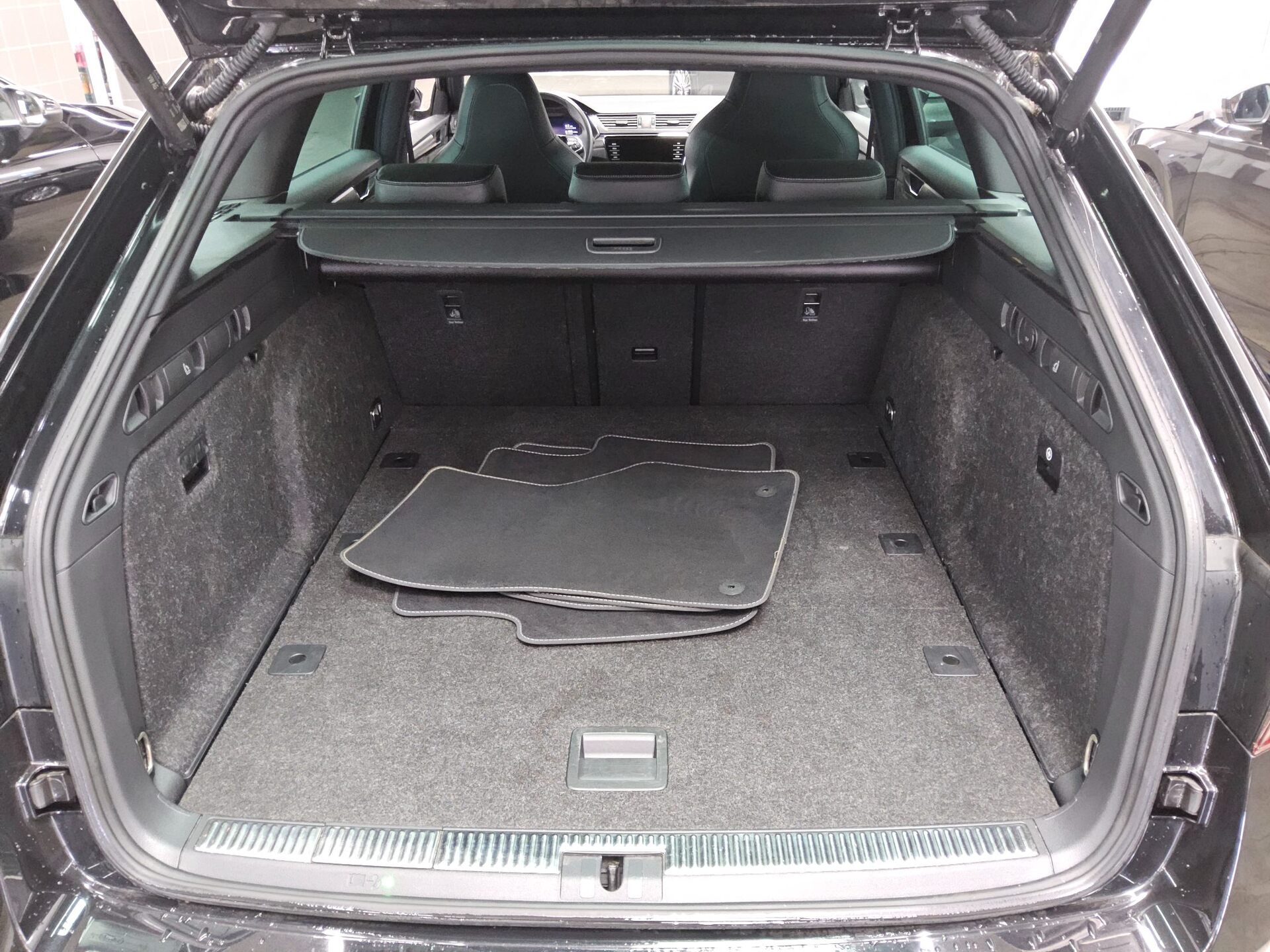 Skoda Superb Kombi 2.0 TSI SportLine Navi LED Virtual 12