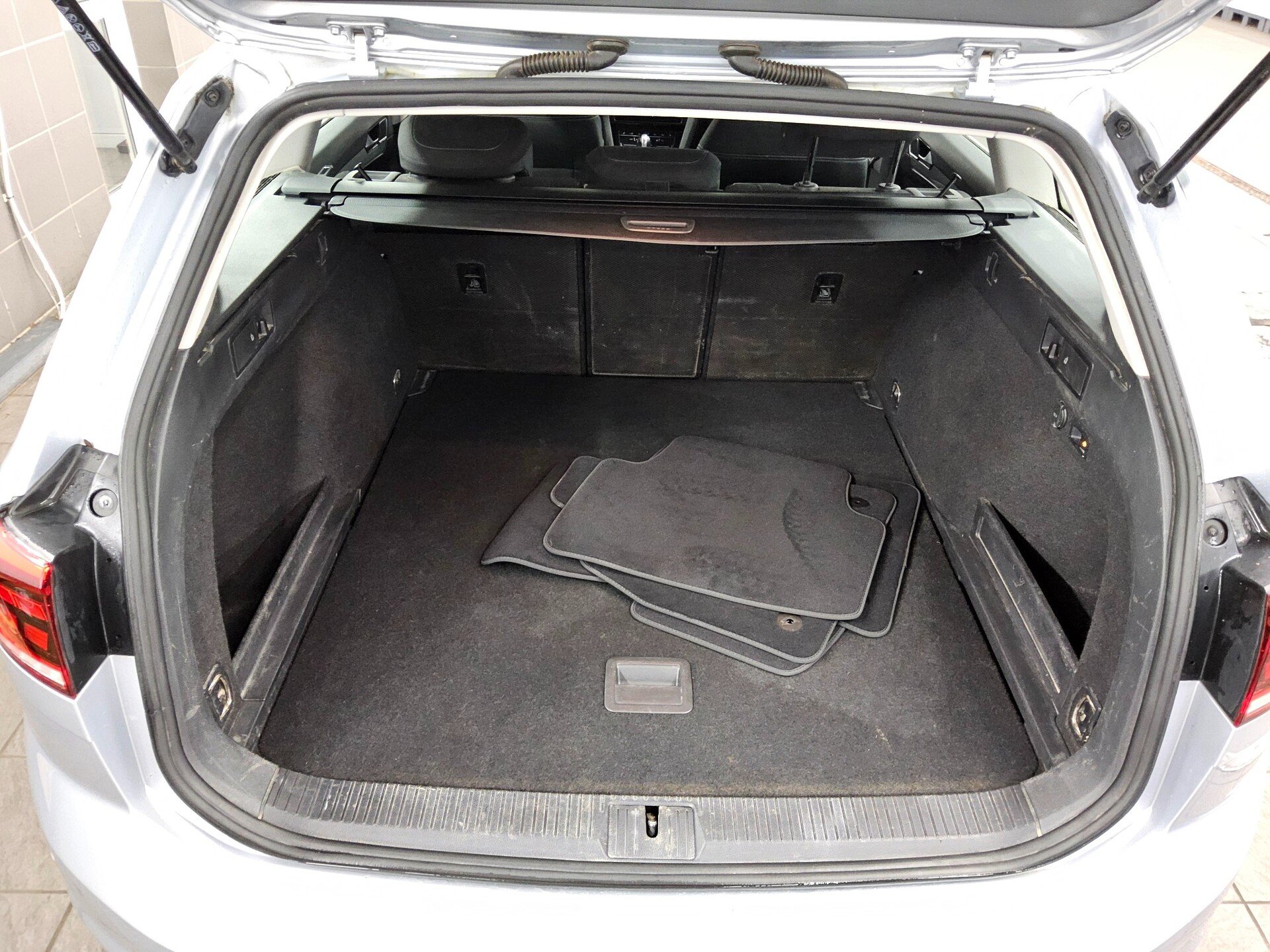 Volkswagen Passat Var. 2.0 TDI Business Navi LED AID RfK 12