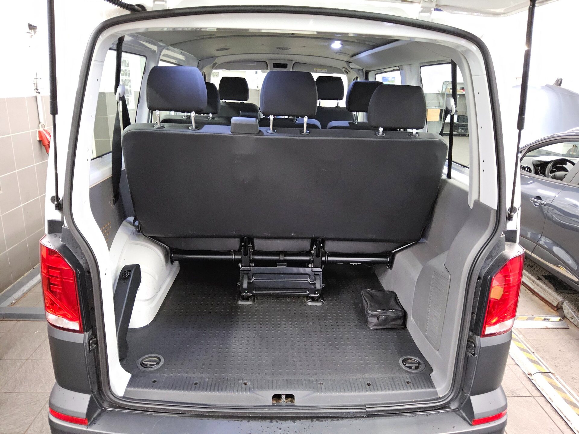 Volkswagen T6.1 Kombi 2.0 TDI 8-Sitze Navi AHK Tempomat 11