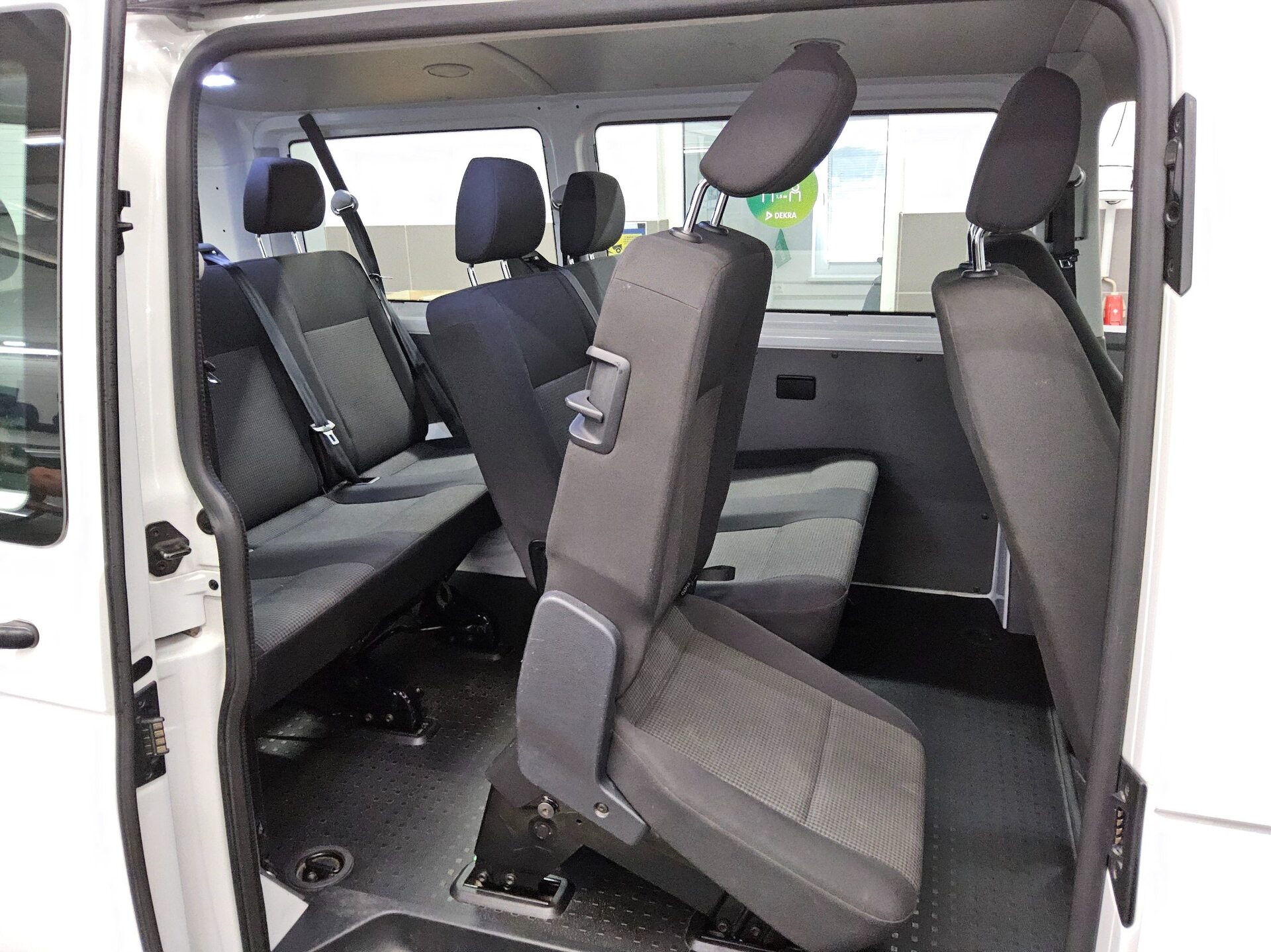 Volkswagen T6.1 Kombi 2.0 TDI 8-Sitze Navi AHK Tempomat 12
