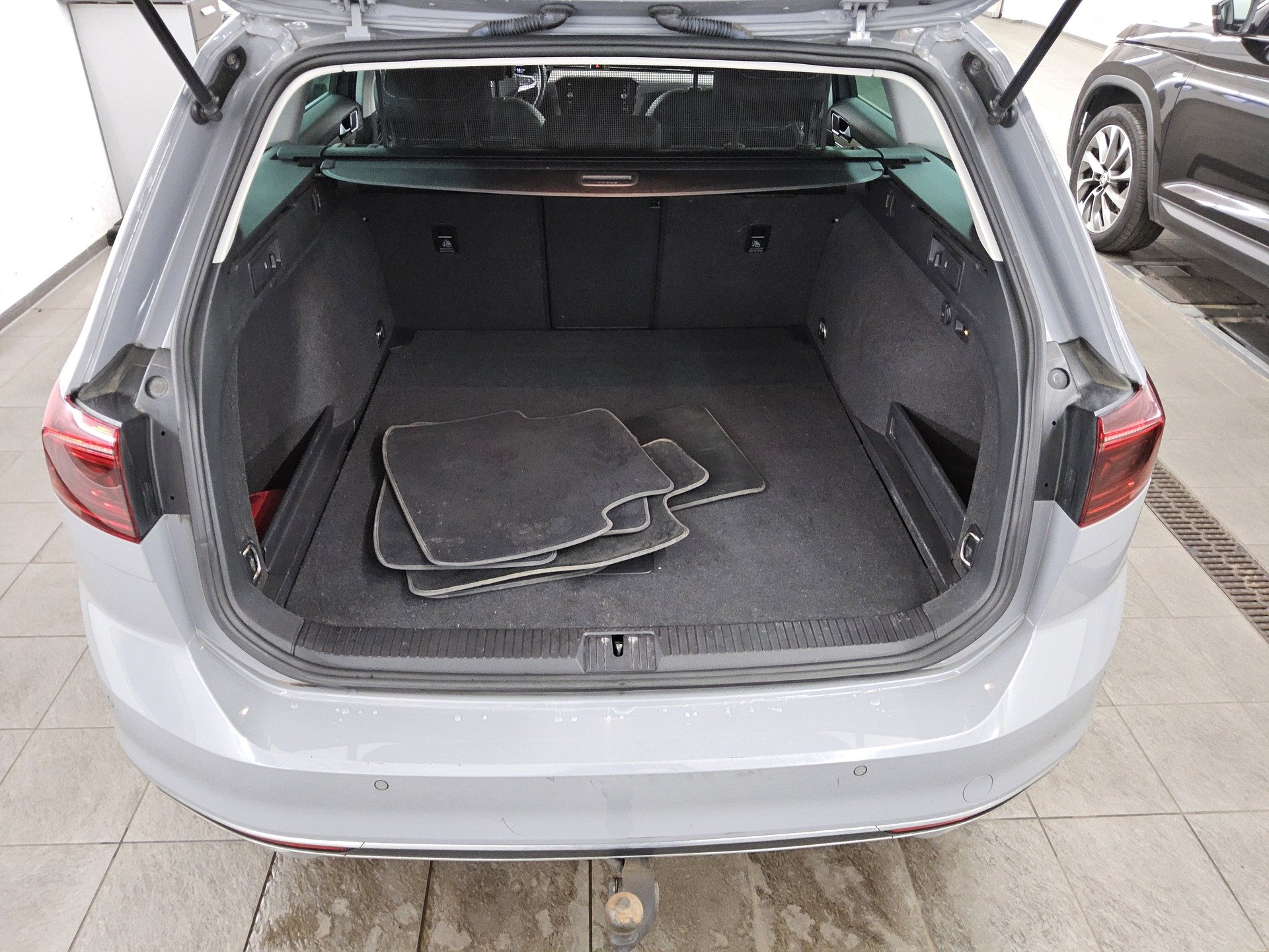 Volkswagen Passat Var. 2.0 TDI Elegance Navi DC Matrix Ahk 12