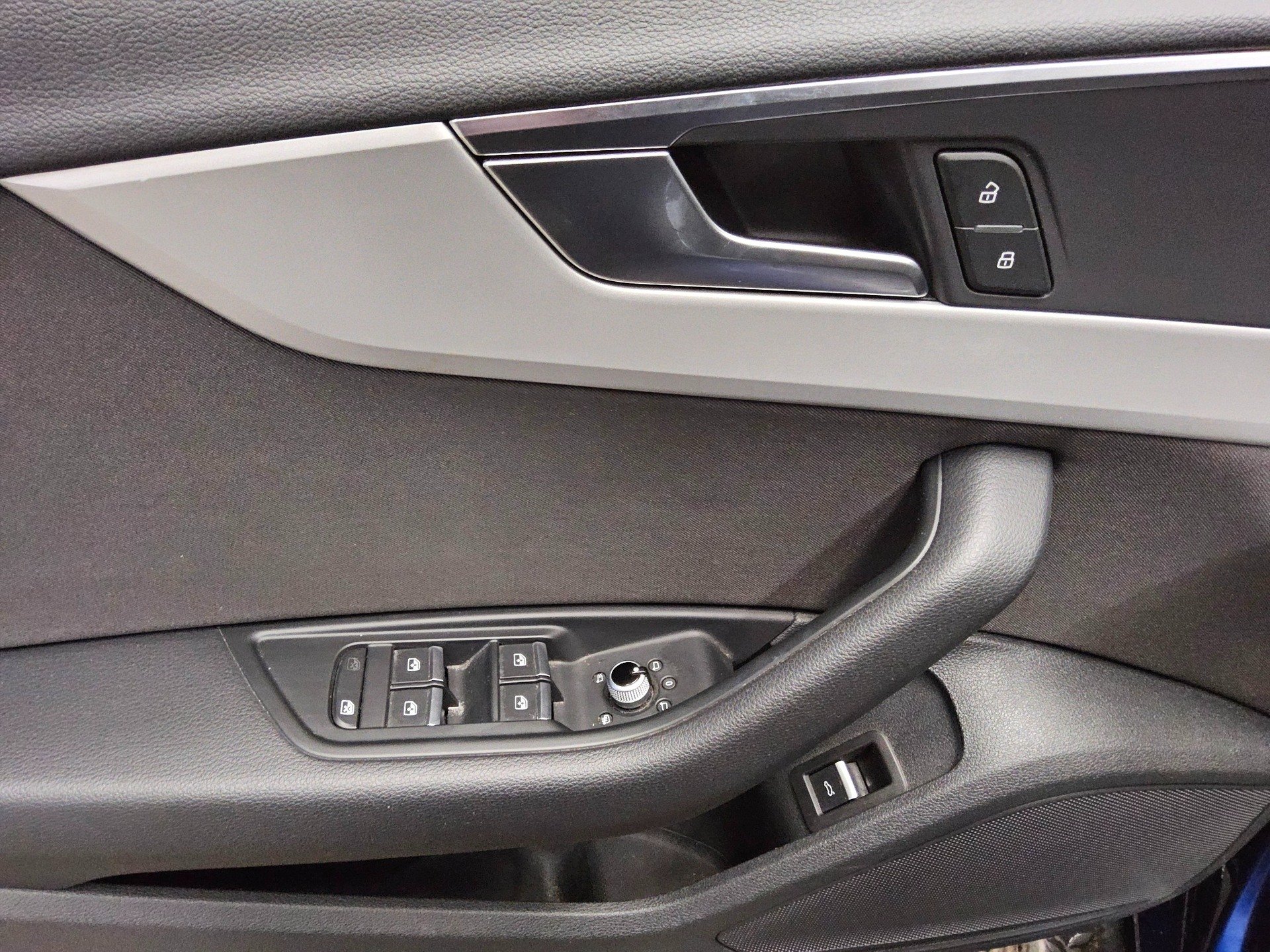 Audi A4 Avant 35 TDI Navi LED Shz Pano AHK el.Heck PDC 9