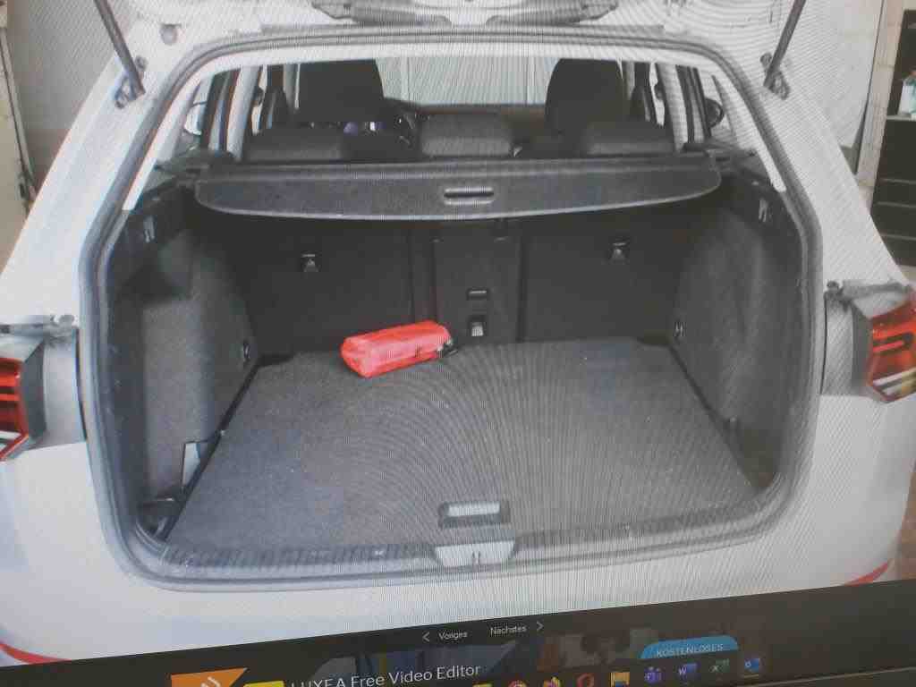 Volkswagen Golf-8 Var. 2.0 TDI Life NAVI KLIMAAUT SHZ RFK LED 10