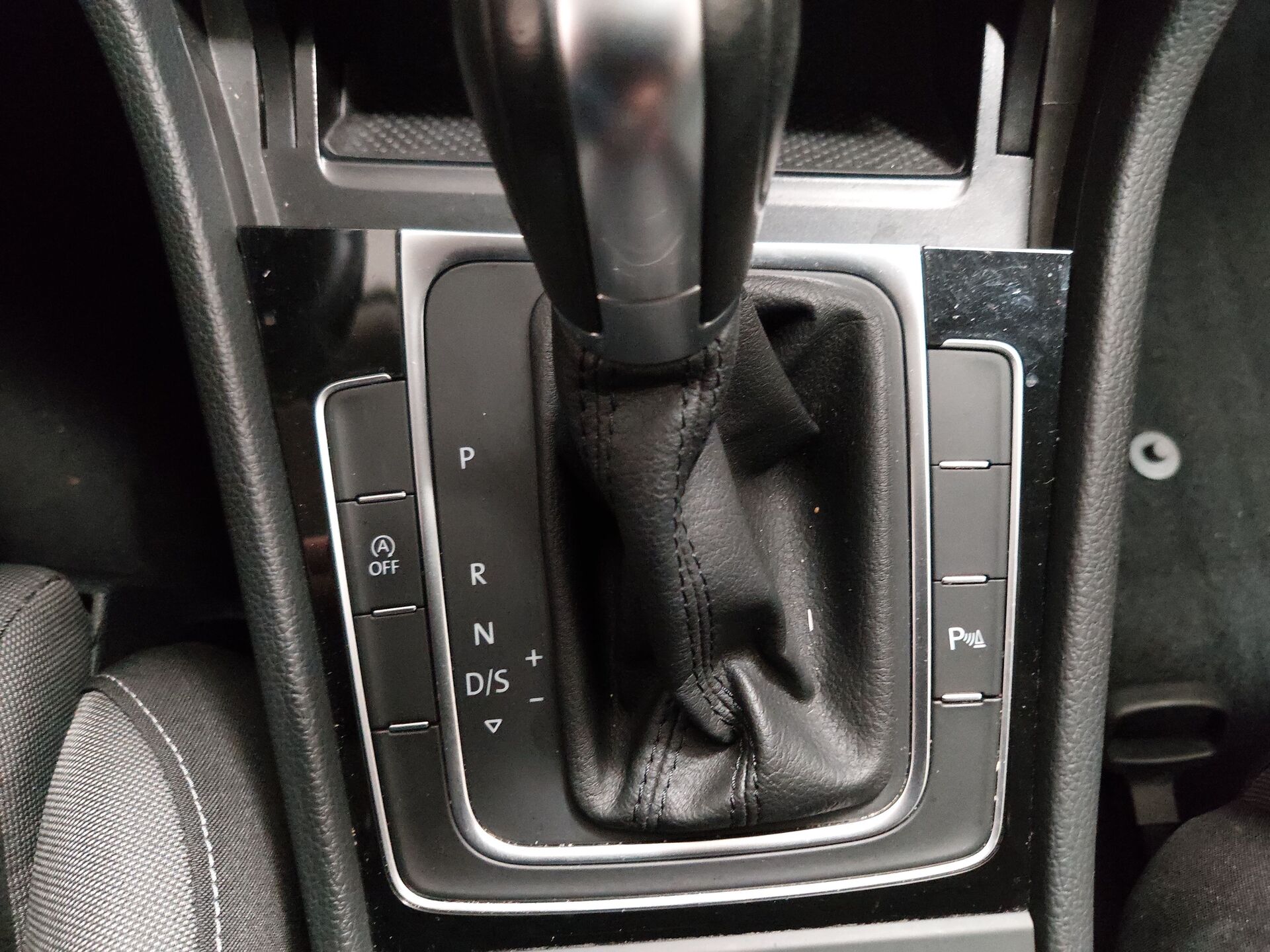 Volkswagen Golf-7 2.0 TDI Highline NAVI KLIMA LED RADIO MFL 19