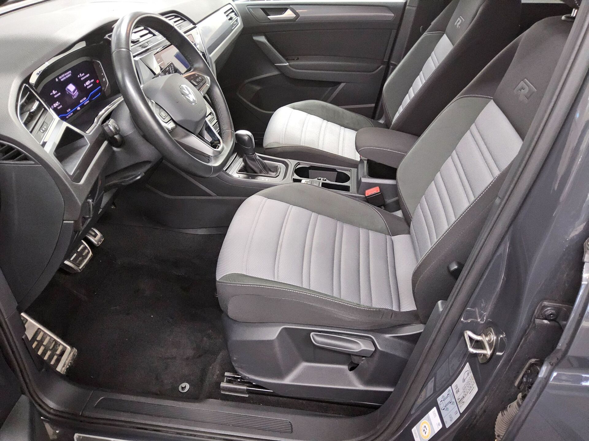 Volkswagen Touran 2.0 TDI Comf. Navi AID R-Line StHzg. AHK RFK 9