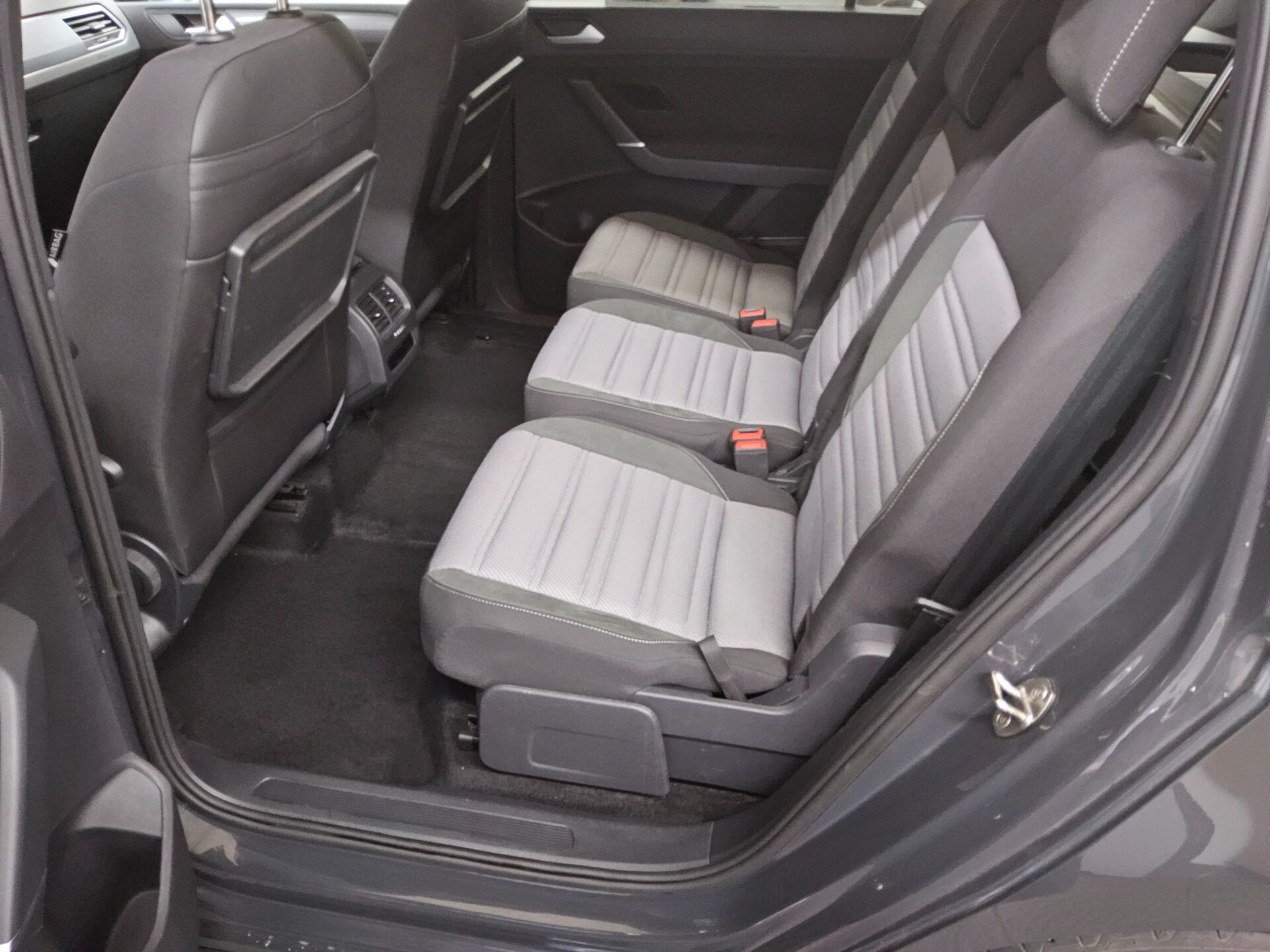 Volkswagen Touran 2.0 TDI Comf. Navi AID R-Line StHzg. AHK RFK 13