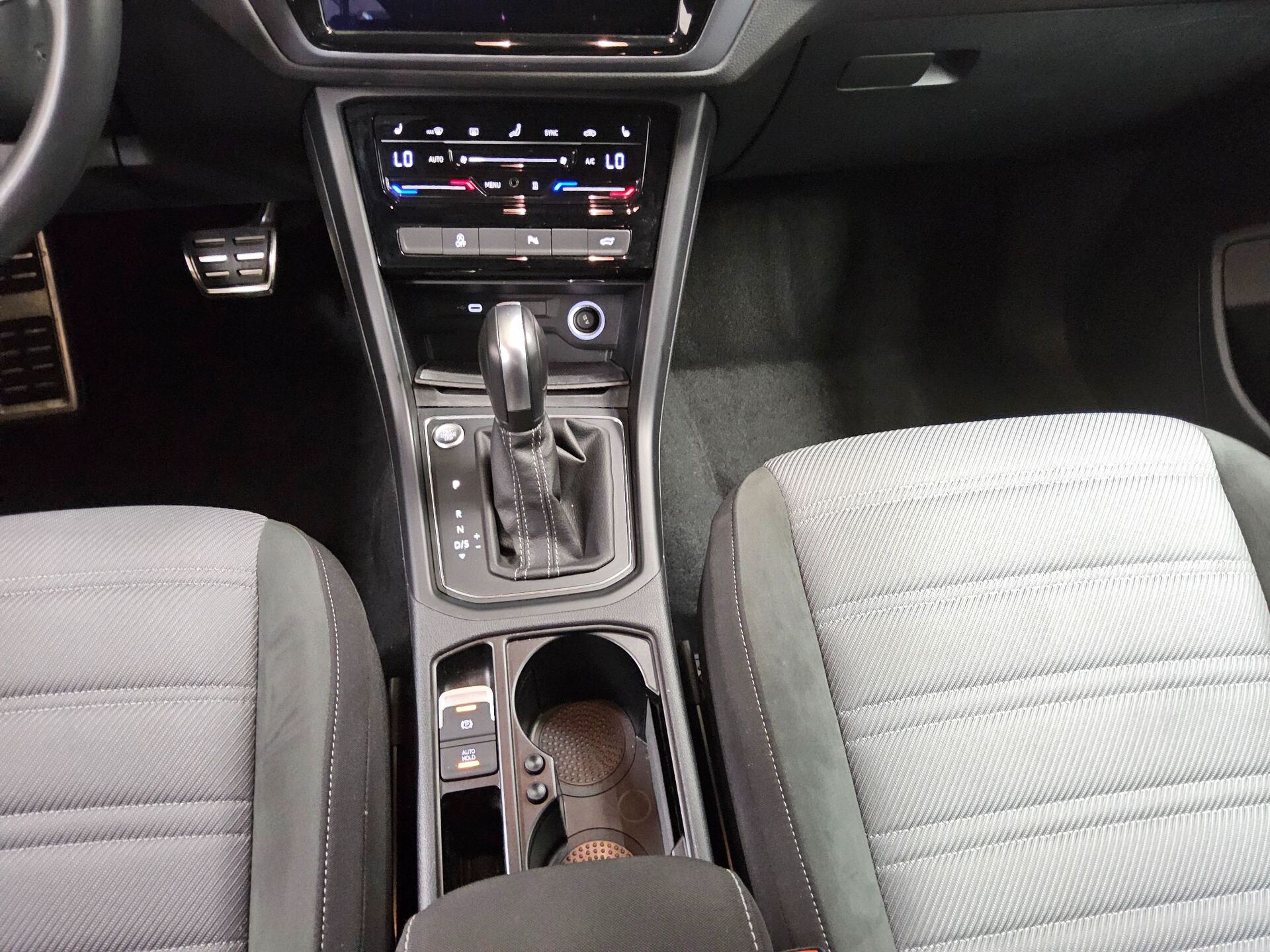 Volkswagen Touran 2.0 TDI Comf. Navi AID R-Line StHzg. AHK RFK 6