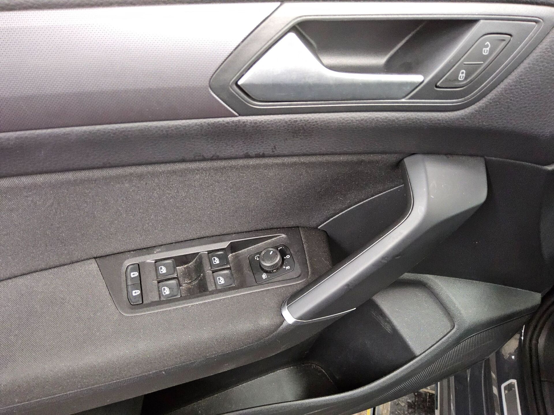 Volkswagen Touran 2.0 TDI Comf. Navi AID R-Line StHzg. AHK RFK 10