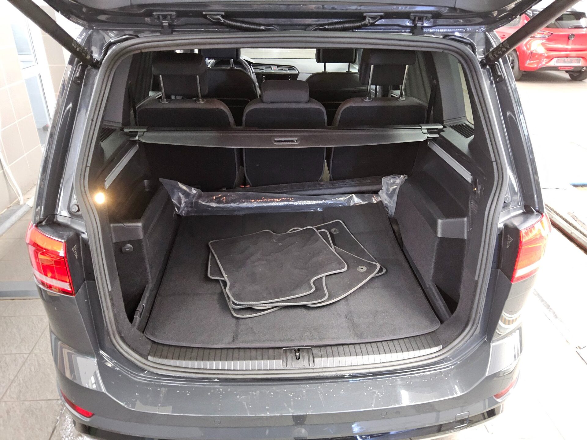 Volkswagen Touran 2.0 TDI Comf. Navi AID R-Line StHzg. AHK RFK 12