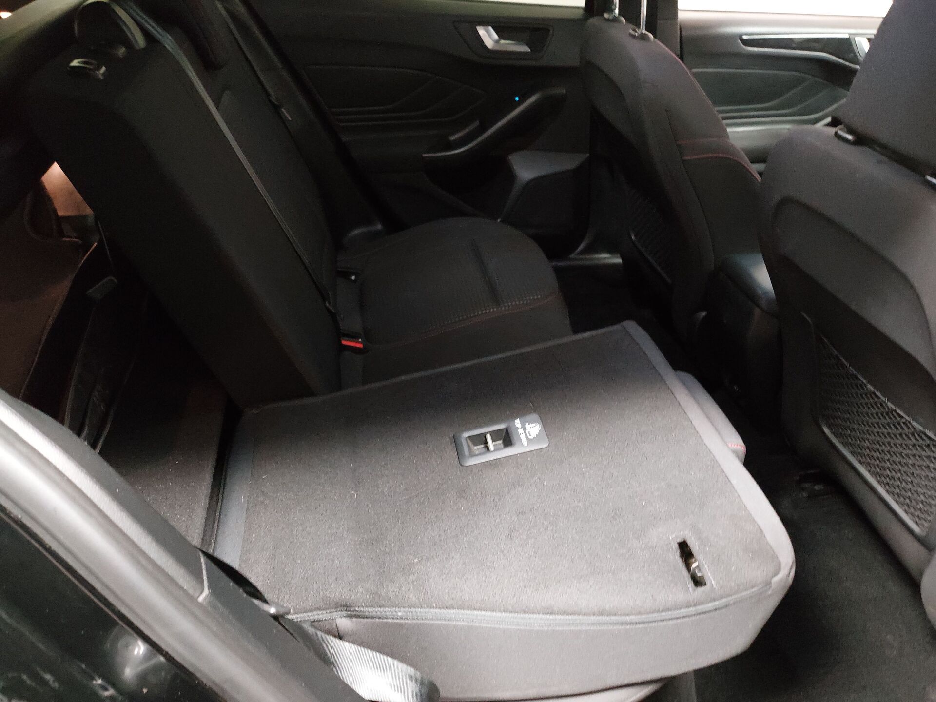 Ford Focus Turnier 2.0 EB ST-Line Navi LED RFK SHZ ACC 14